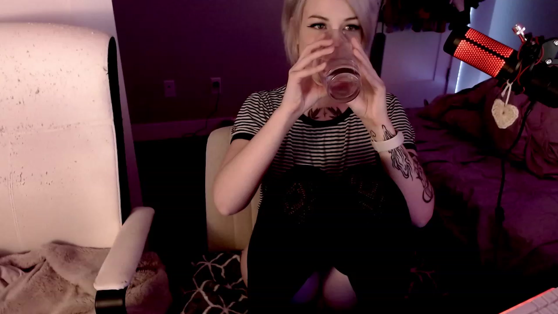 Gallery image thumbnail from cuteholly's myfreecams stream on, 10/27/2023, 19:46 image 10 of 20