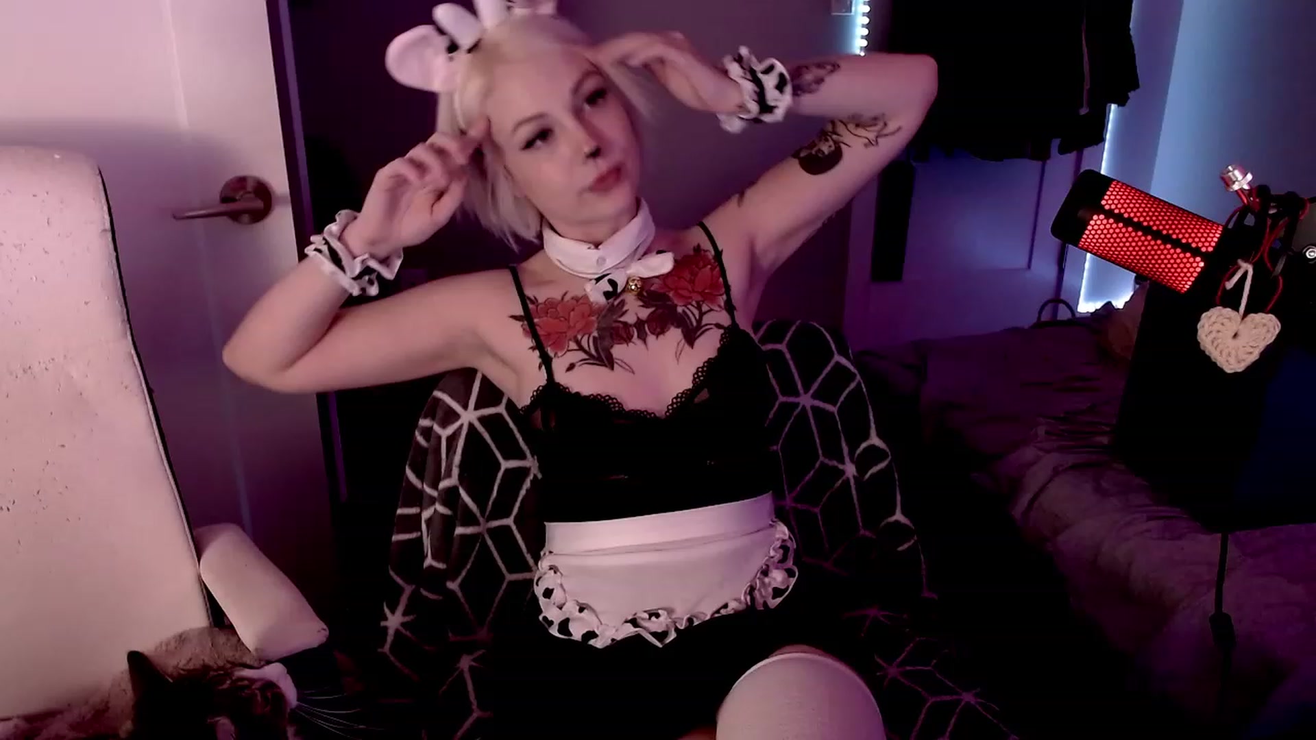 Gallery image thumbnail from cuteholly's myfreecams stream on, 10/31/2023, 07:45 image 3 of 20