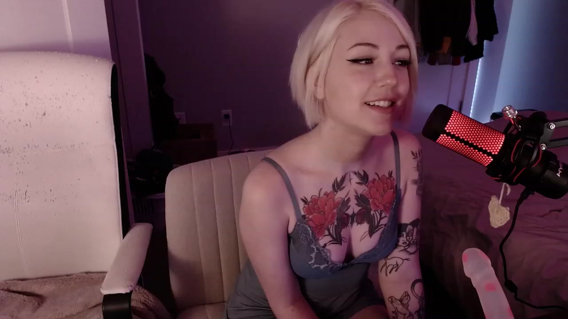 Gallery image thumbnail from cuteholly's myfreecams stream on, 11/02/2023, 04:31 image 10 of 20