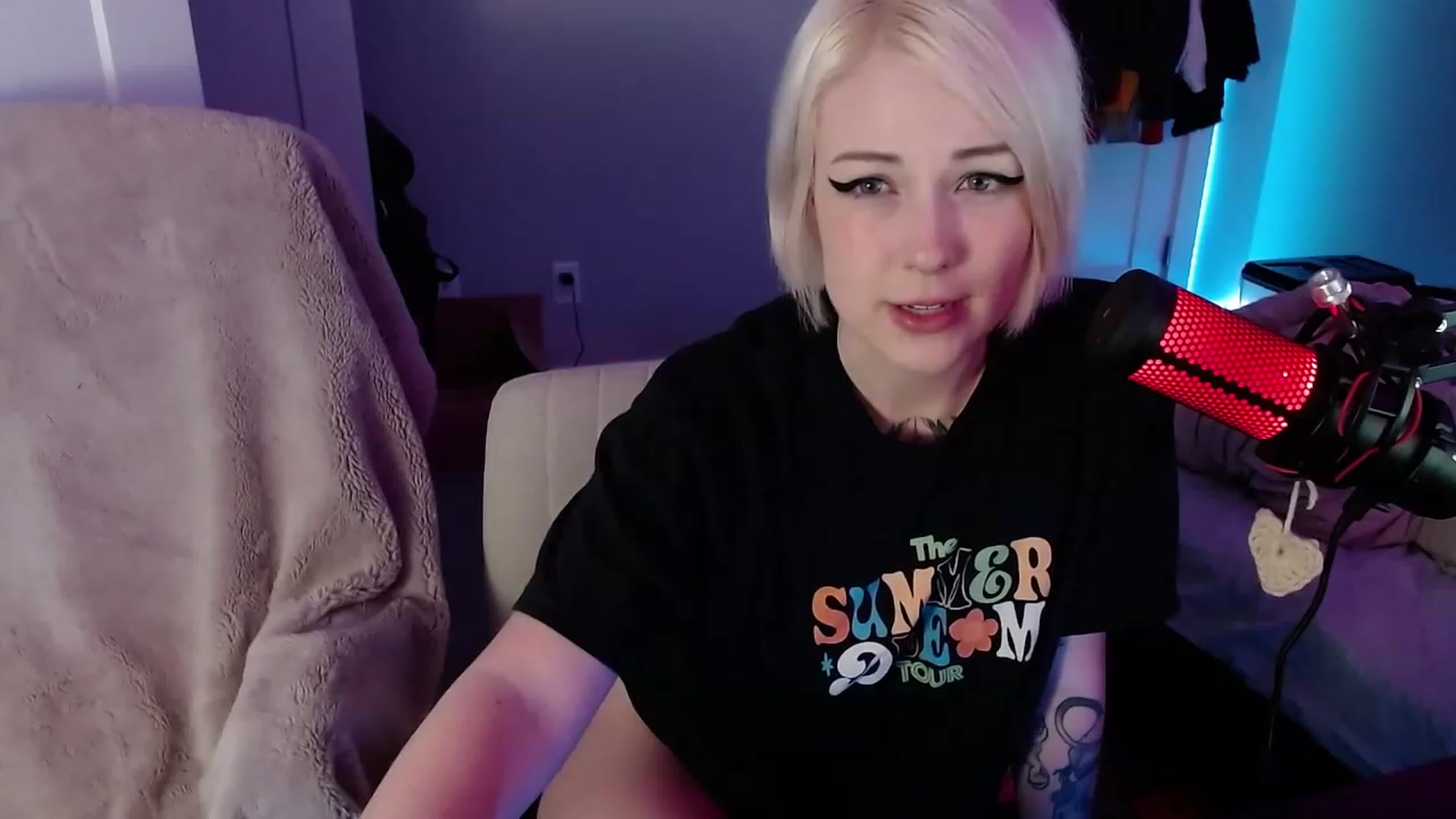 Gallery image thumbnail from cuteholly's myfreecams stream on, 11/03/2023, 04:42 image 4 of 20
