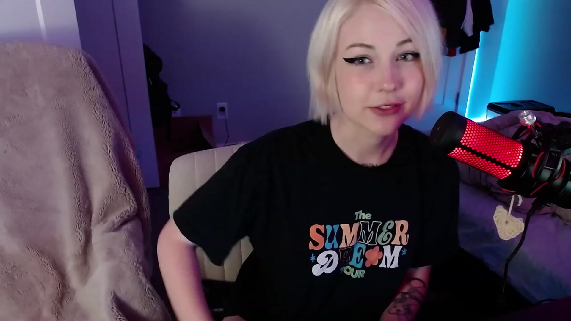 Gallery image thumbnail from cuteholly's myfreecams stream on, 11/03/2023, 04:42 image 10 of 20