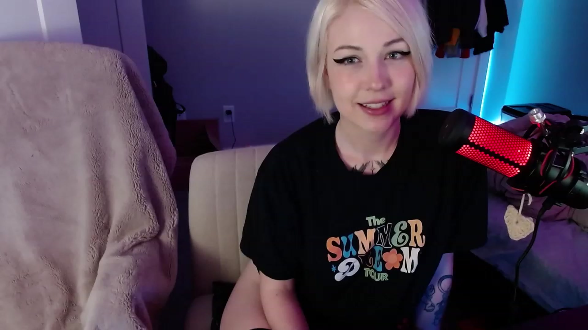 Gallery image thumbnail from cuteholly's myfreecams stream on, 11/03/2023, 04:42 image 6 of 20