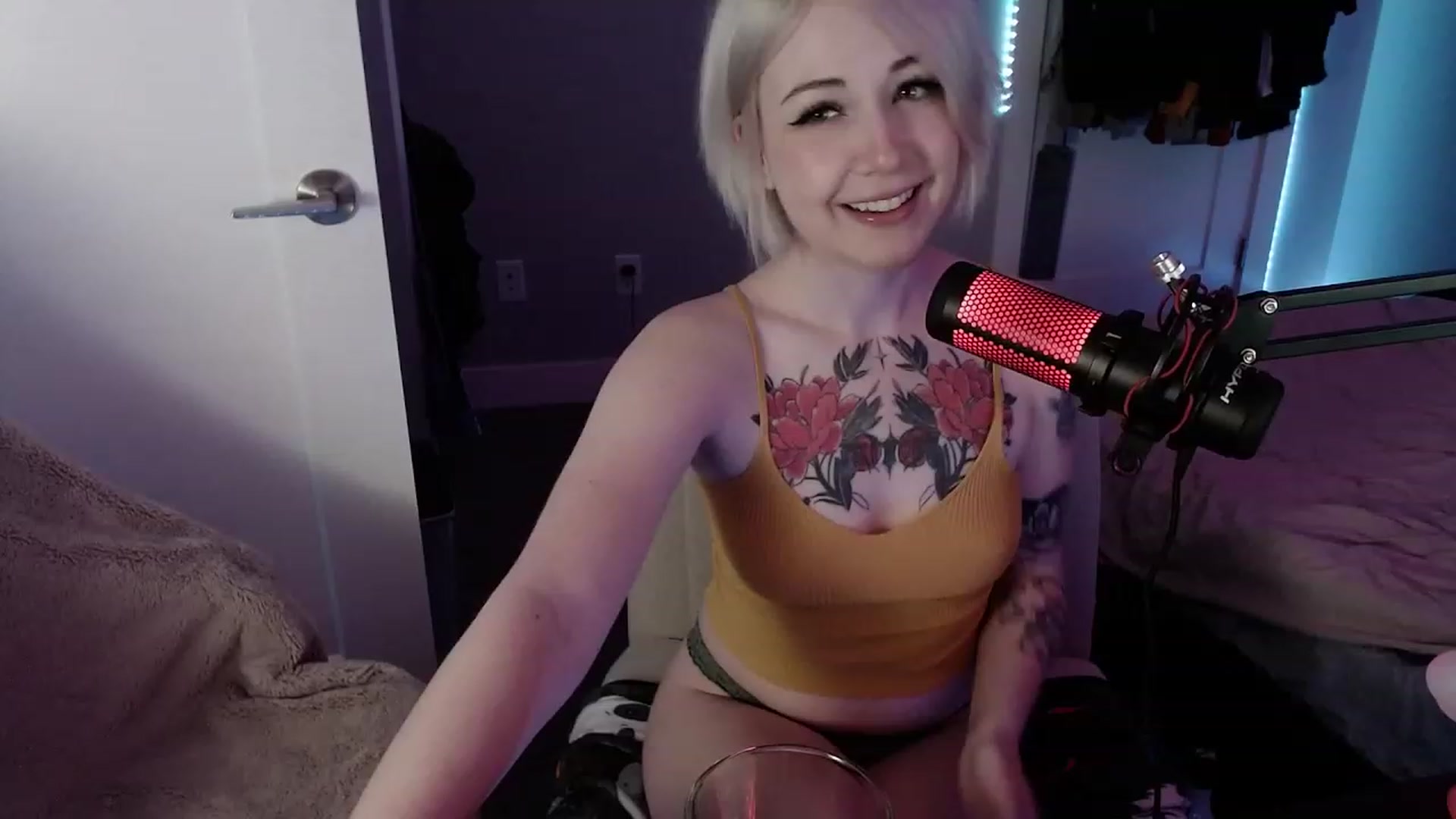 Gallery image thumbnail from cuteholly's myfreecams stream on, 11/17/2023, 08:52 image 12 of 20