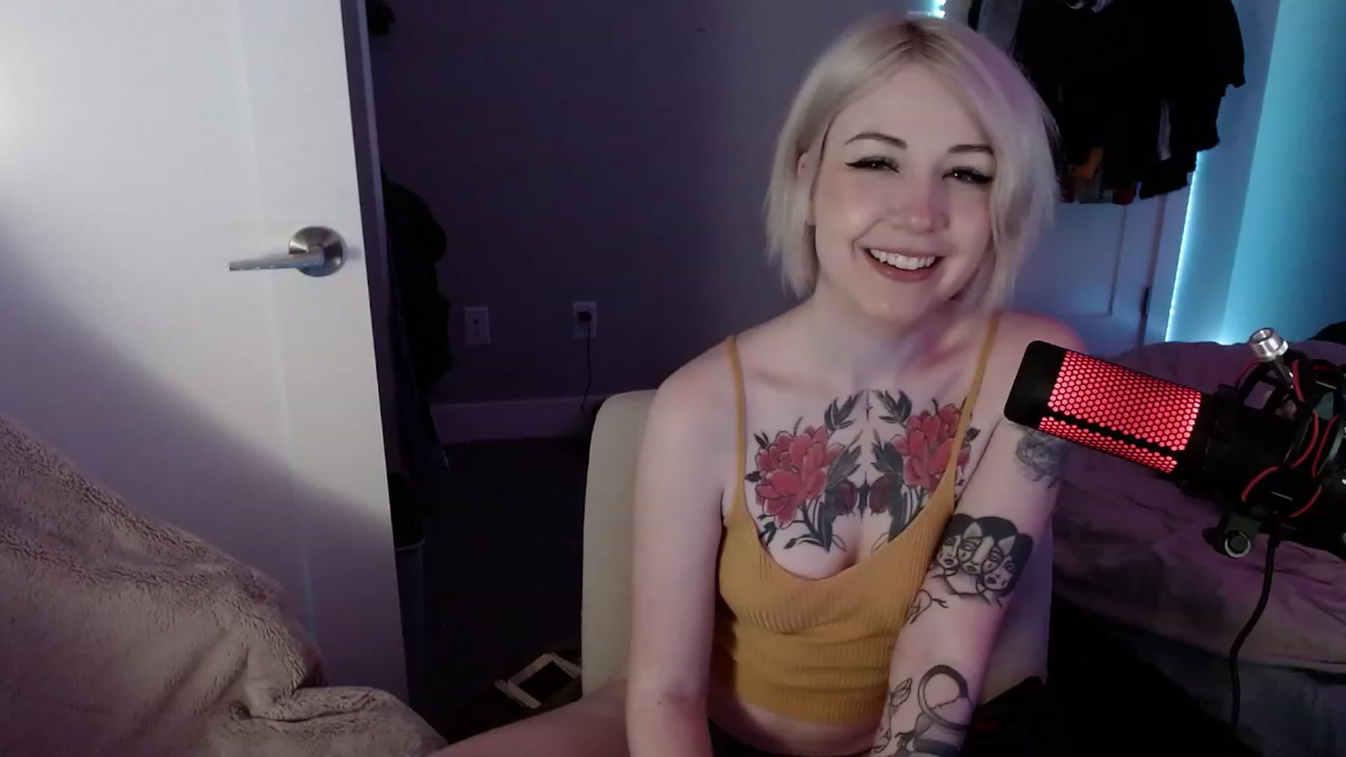 Gallery image thumbnail from cuteholly's myfreecams stream on, 11/17/2023, 08:52 image 4 of 20