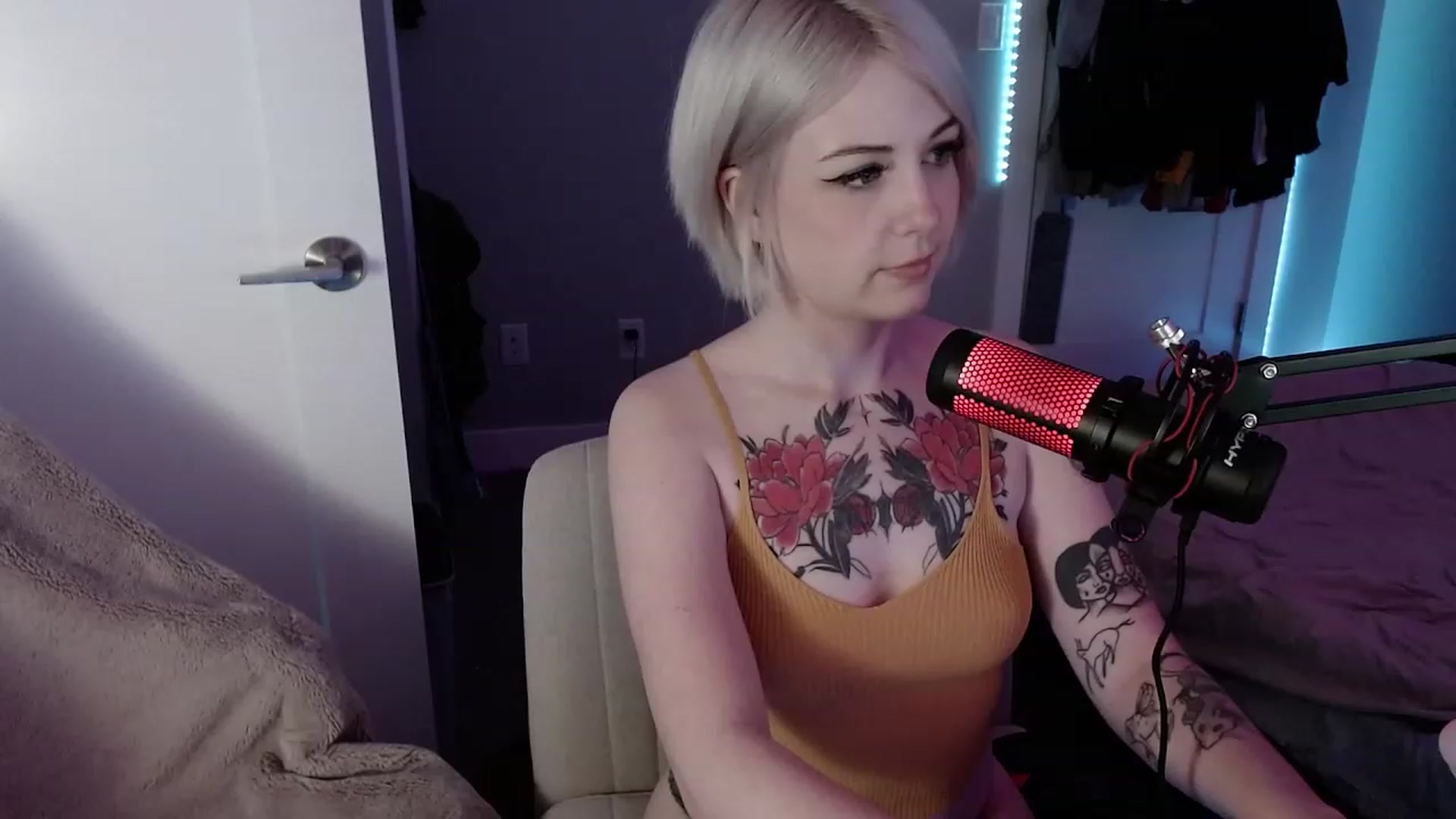 Gallery image thumbnail from cuteholly's myfreecams stream on, 11/17/2023, 08:52 image 8 of 20