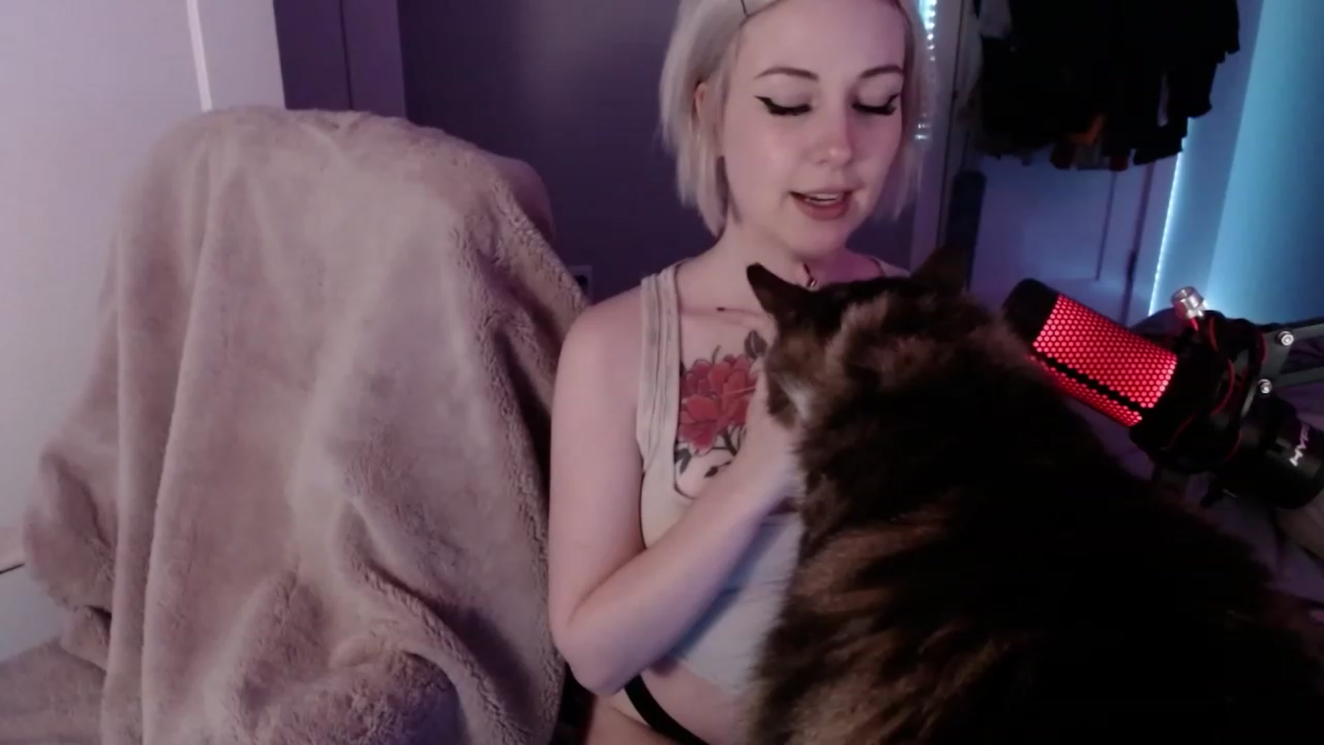 Gallery image thumbnail from cuteholly's myfreecams stream on, 11/18/2023, 08:43 image 3 of 20