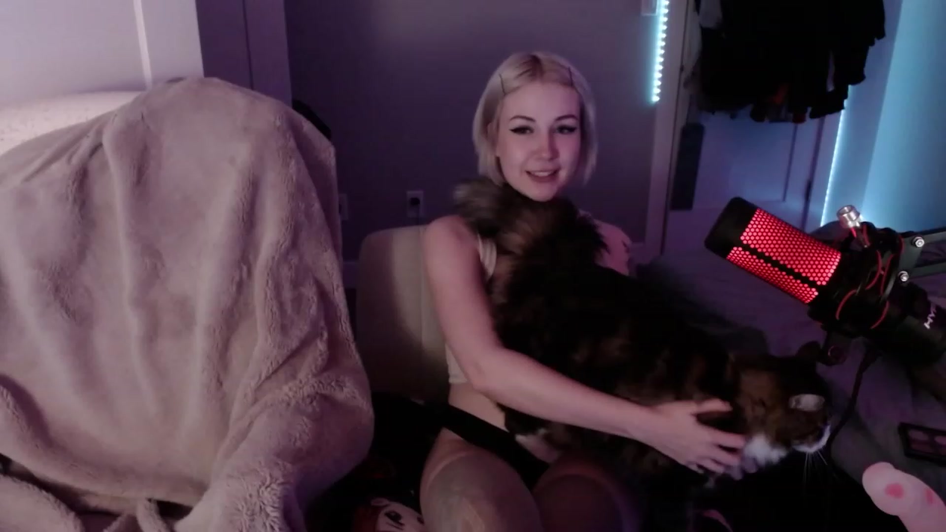 Gallery image thumbnail from cuteholly's myfreecams stream on, 11/18/2023, 08:43 image 2 of 20