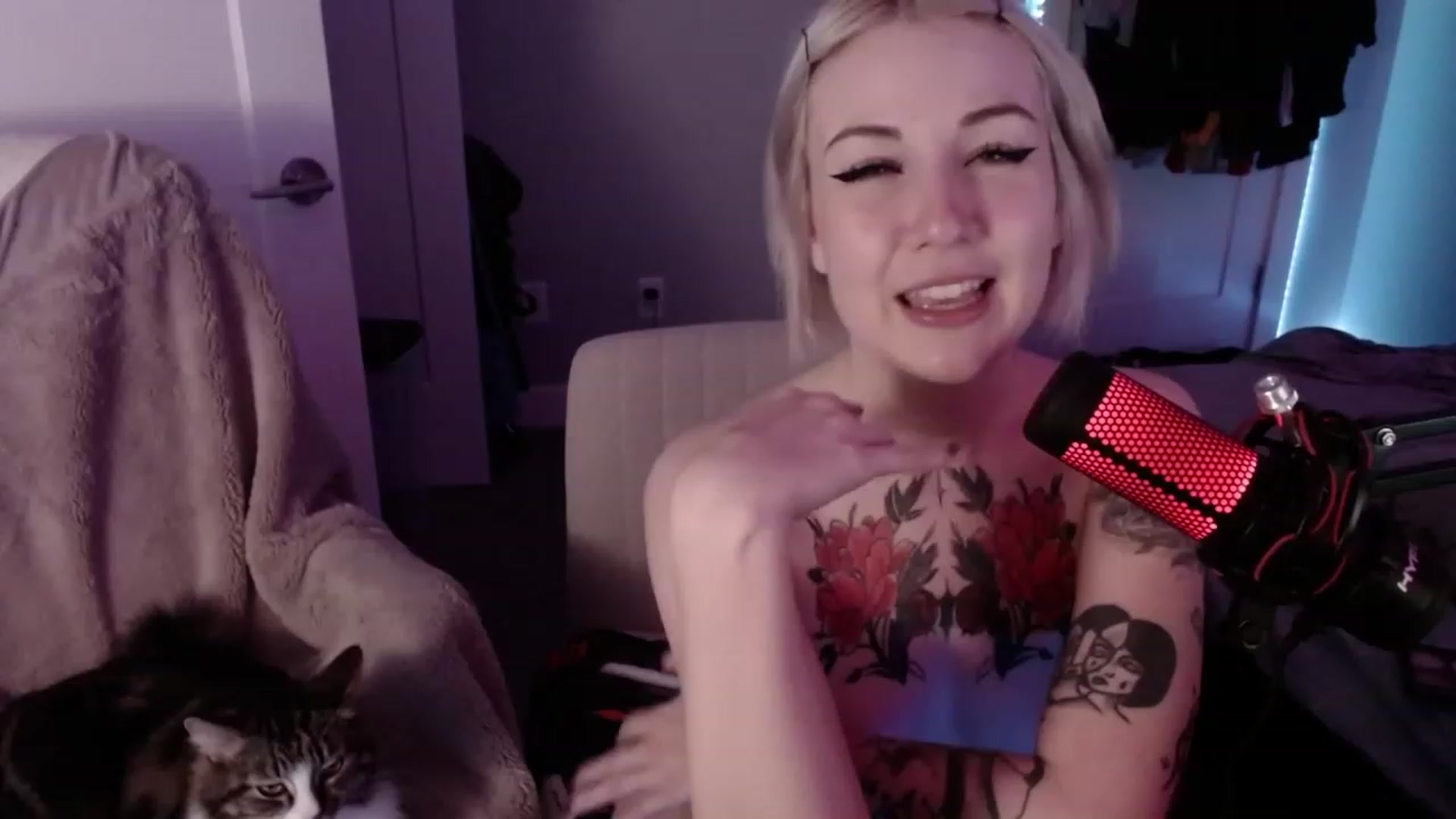 Gallery image thumbnail from cuteholly's myfreecams stream on, 11/18/2023, 08:43 image 17 of 20