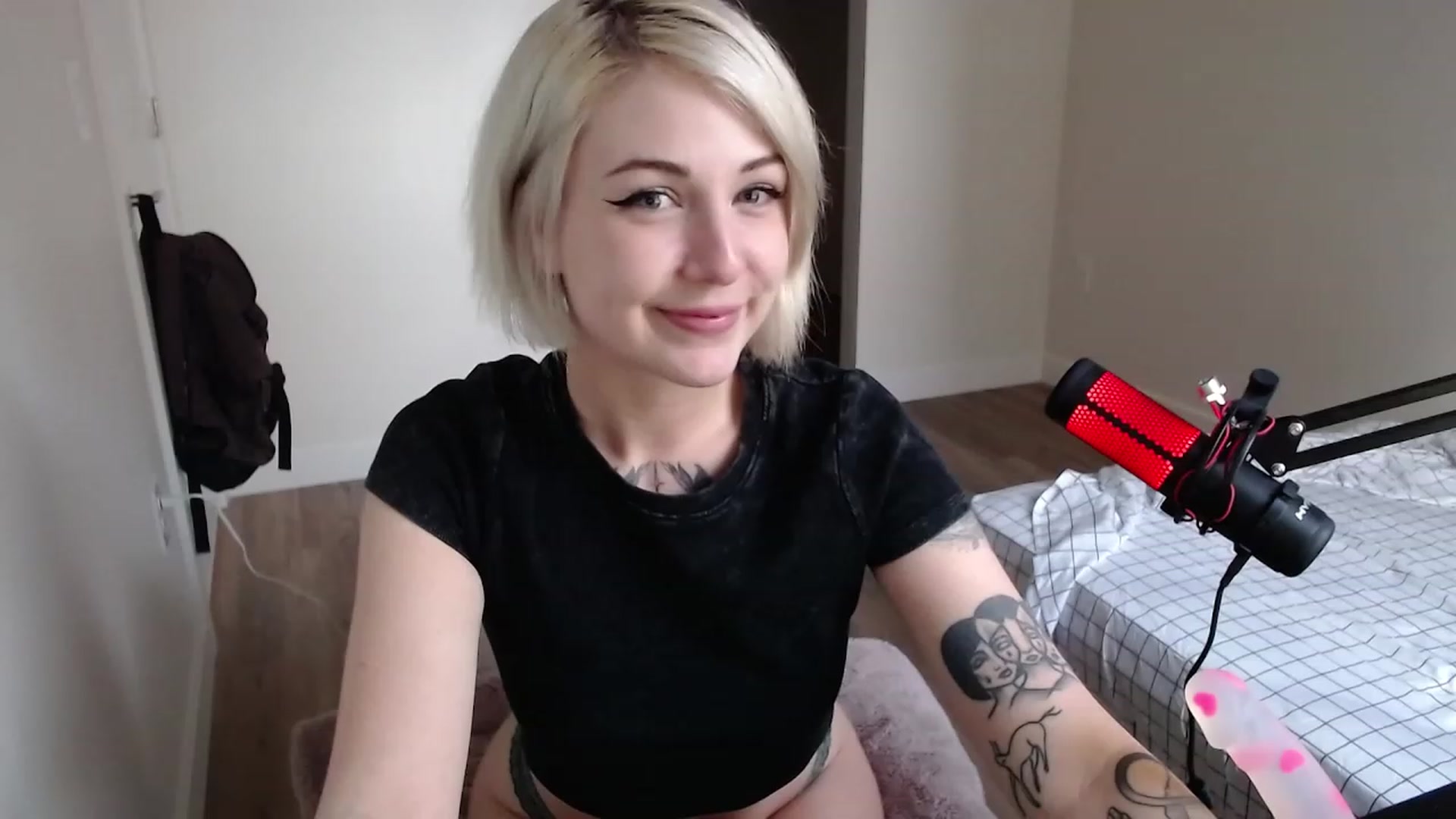 Gallery image thumbnail from cuteholly's myfreecams stream on, 12/04/2023, 21:50 image 4 of 20