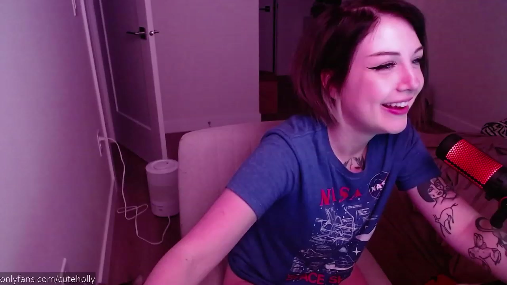 Gallery image thumbnail from cuteholly's myfreecams stream on, 01/03/2024, 05:42 image 2 of 20