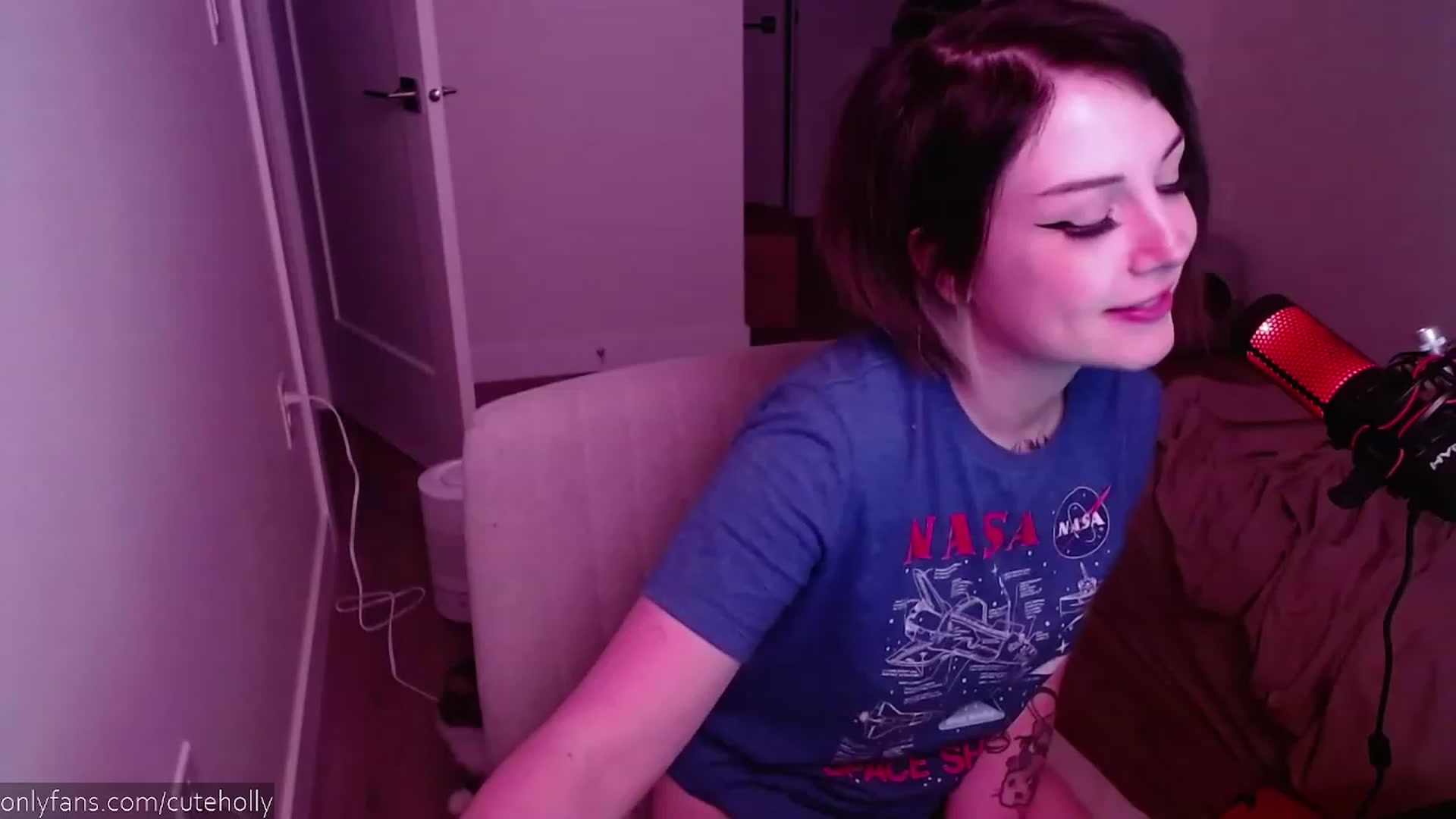 Gallery image thumbnail from cuteholly's myfreecams stream on, 01/03/2024, 05:42 image 3 of 20
