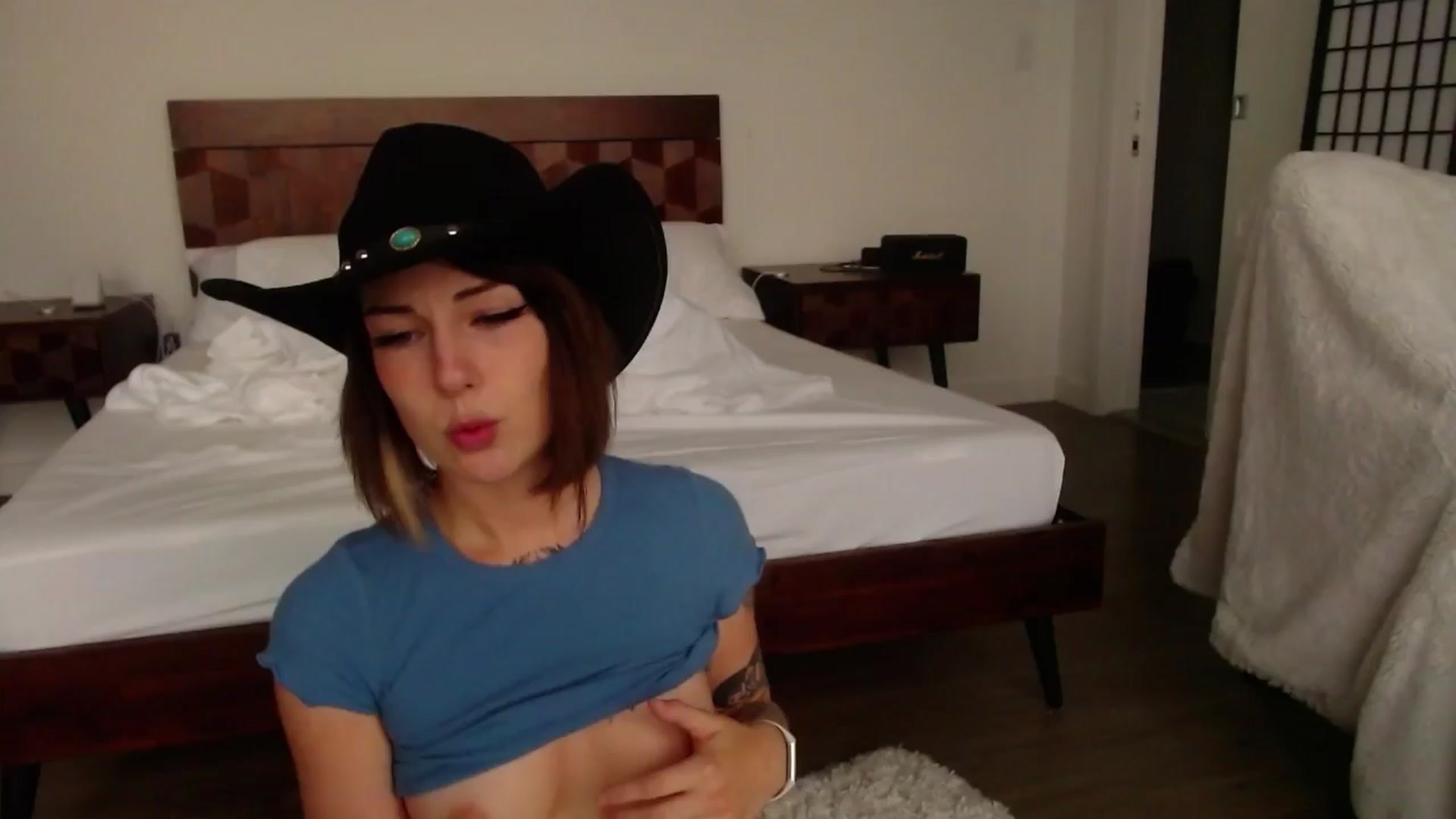 Gallery image thumbnail from cuteholly's myfreecams stream on, 03/27/2024, 23:00 image 12 of 20