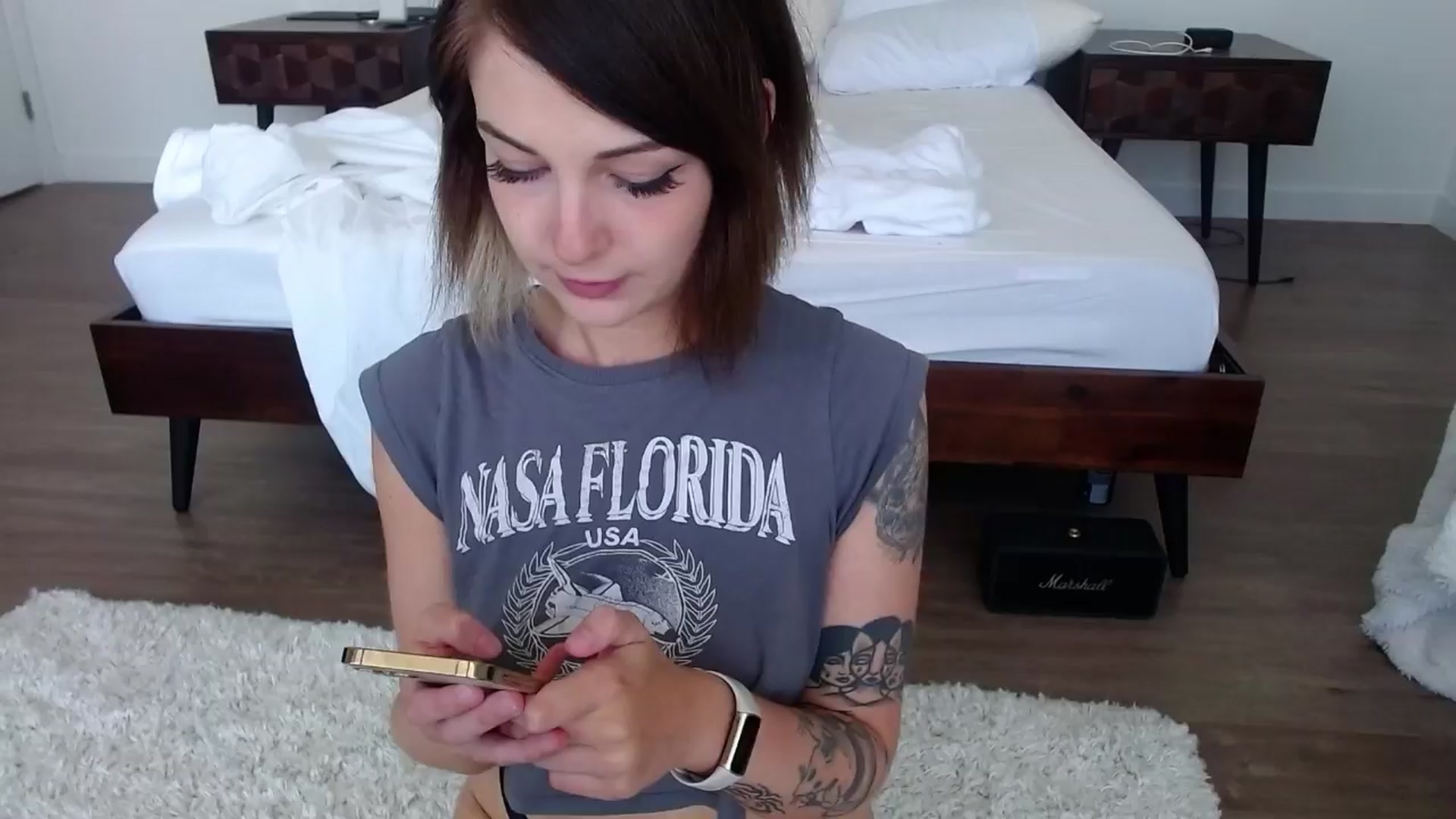 Gallery image thumbnail from cuteholly's myfreecams stream on, 04/14/2024, 18:43 image 7 of 20