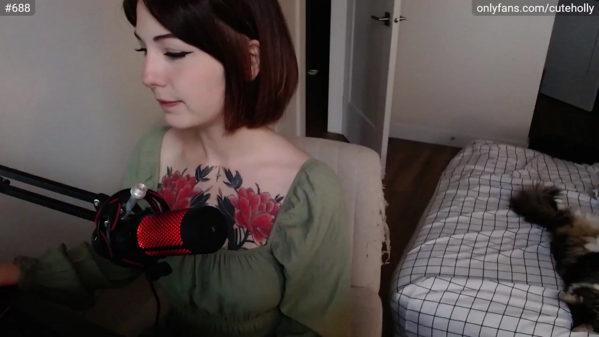 Gallery image thumbnail from cuteholly's myfreecams stream on, 05/16/2024, 22:43 image 8 of 20