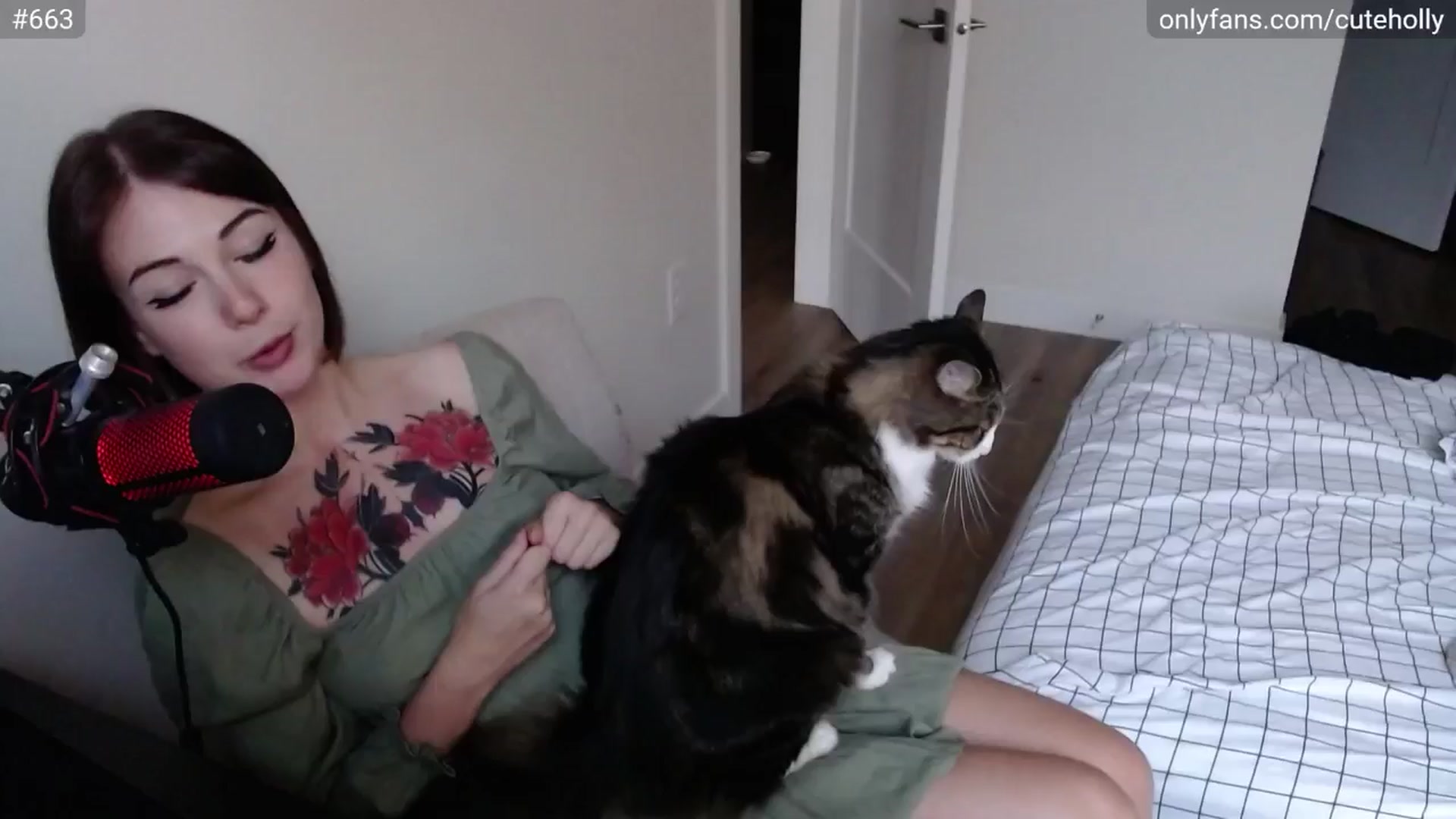 Gallery image thumbnail from cuteholly's myfreecams stream on, 05/16/2024, 22:43 image 17 of 20