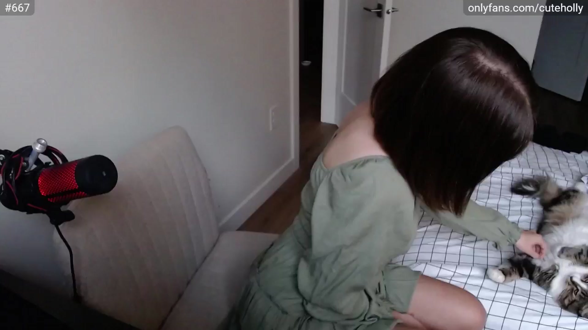 Gallery image thumbnail from cuteholly's myfreecams stream on, 05/16/2024, 22:43 image 16 of 20