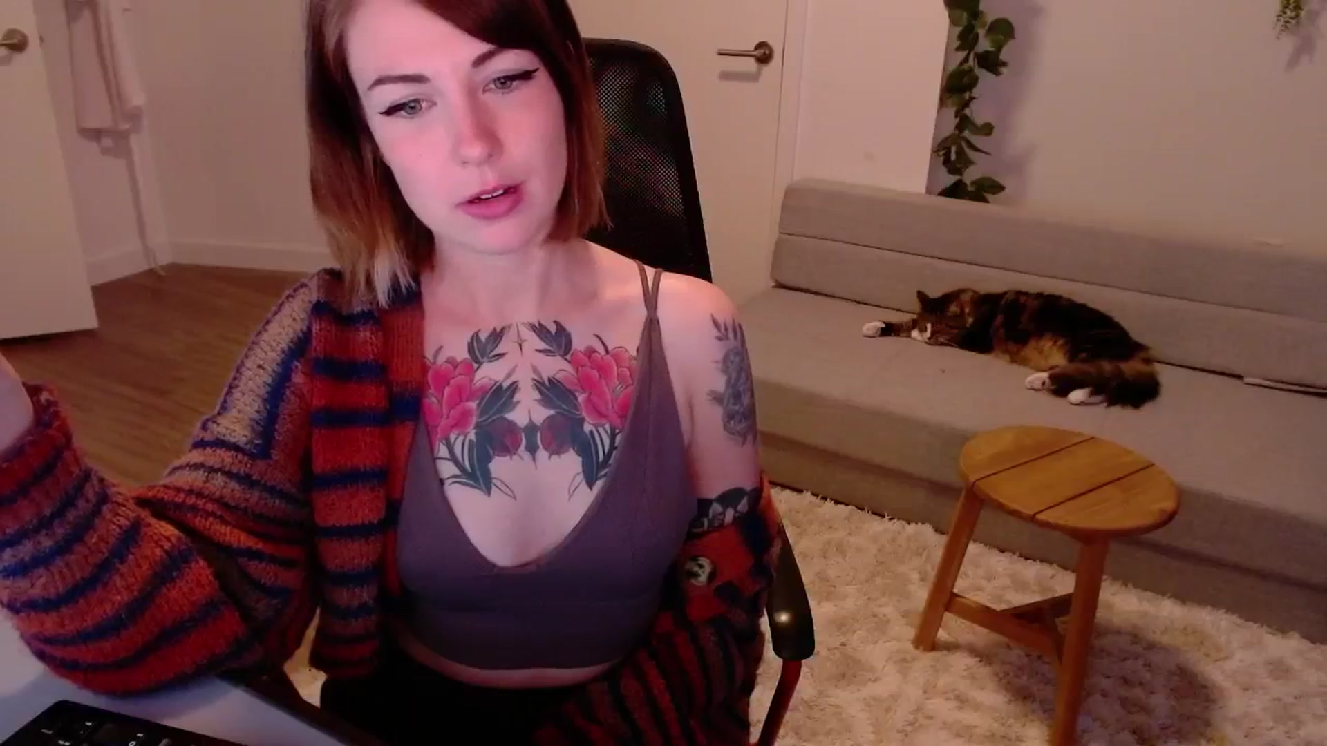 Gallery image thumbnail from cuteholly's myfreecams stream on, 06/20/2024, 01:58 image 7 of 20