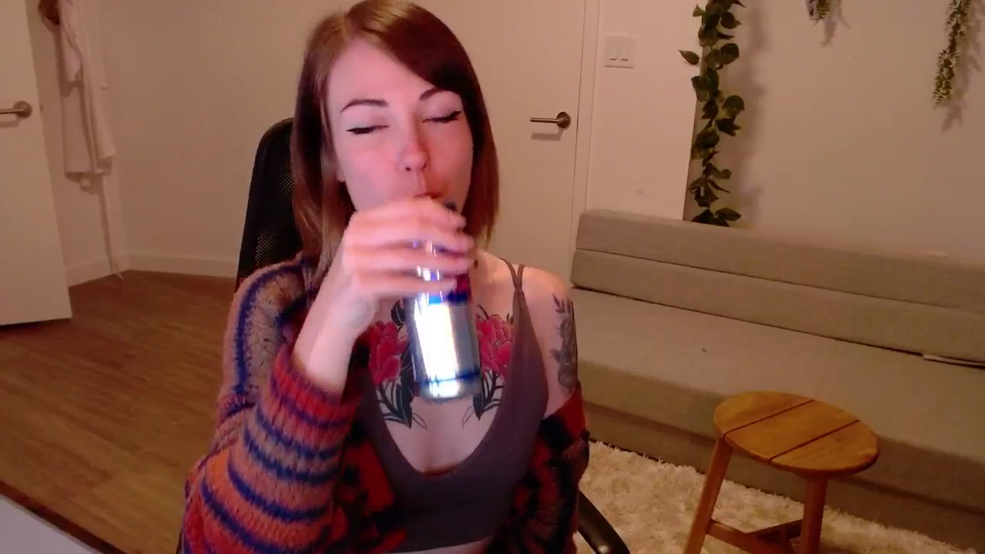 Gallery image thumbnail from cuteholly's myfreecams stream on, 06/20/2024, 01:58 image 10 of 20