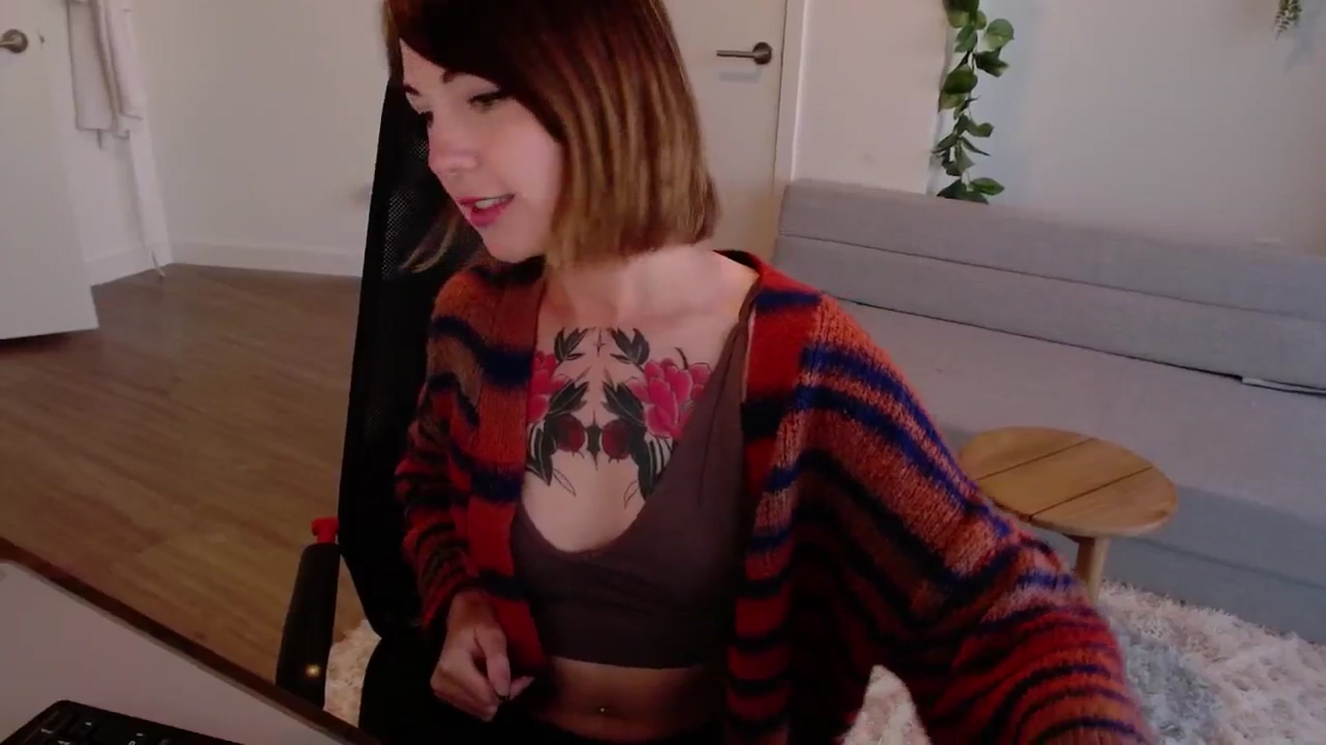 Gallery image thumbnail from cuteholly's myfreecams stream on, 06/20/2024, 01:58 image 3 of 20