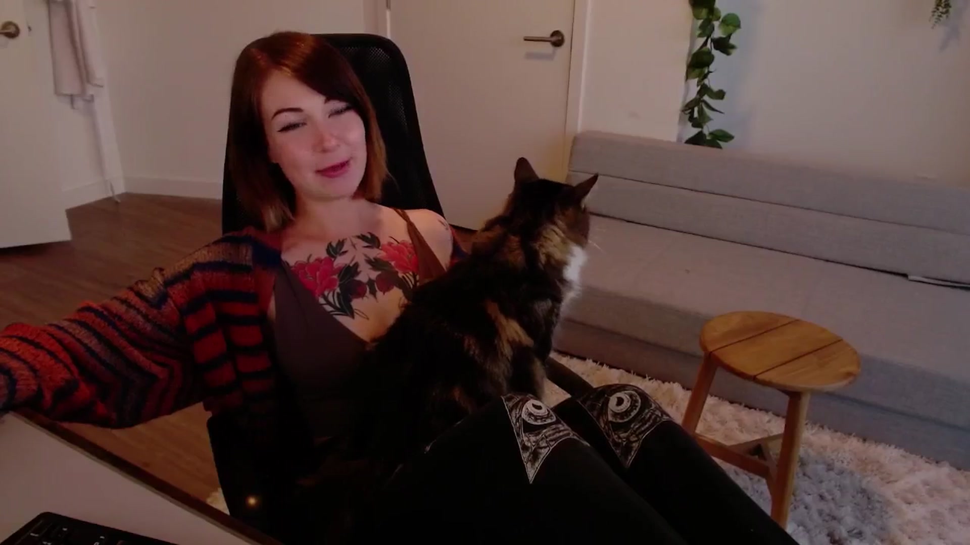 Gallery image thumbnail from cuteholly's myfreecams stream on, 06/20/2024, 01:58 image 4 of 20