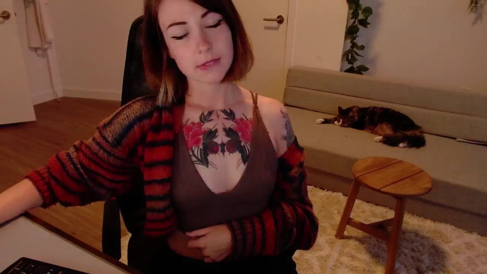 Gallery image thumbnail from cuteholly's myfreecams stream on, 06/20/2024, 01:58 image 6 of 20