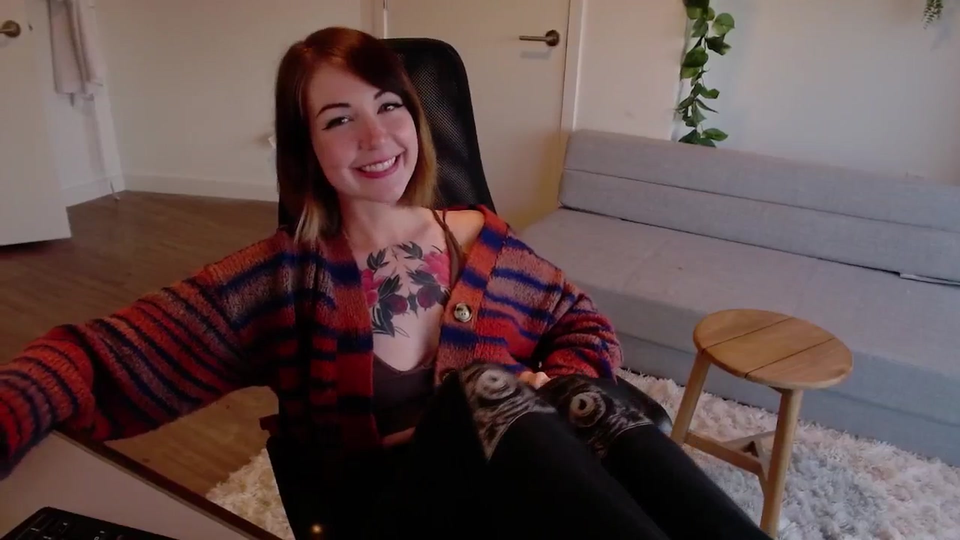 Gallery image thumbnail from cuteholly's myfreecams stream on, 06/20/2024, 01:58 image 2 of 20