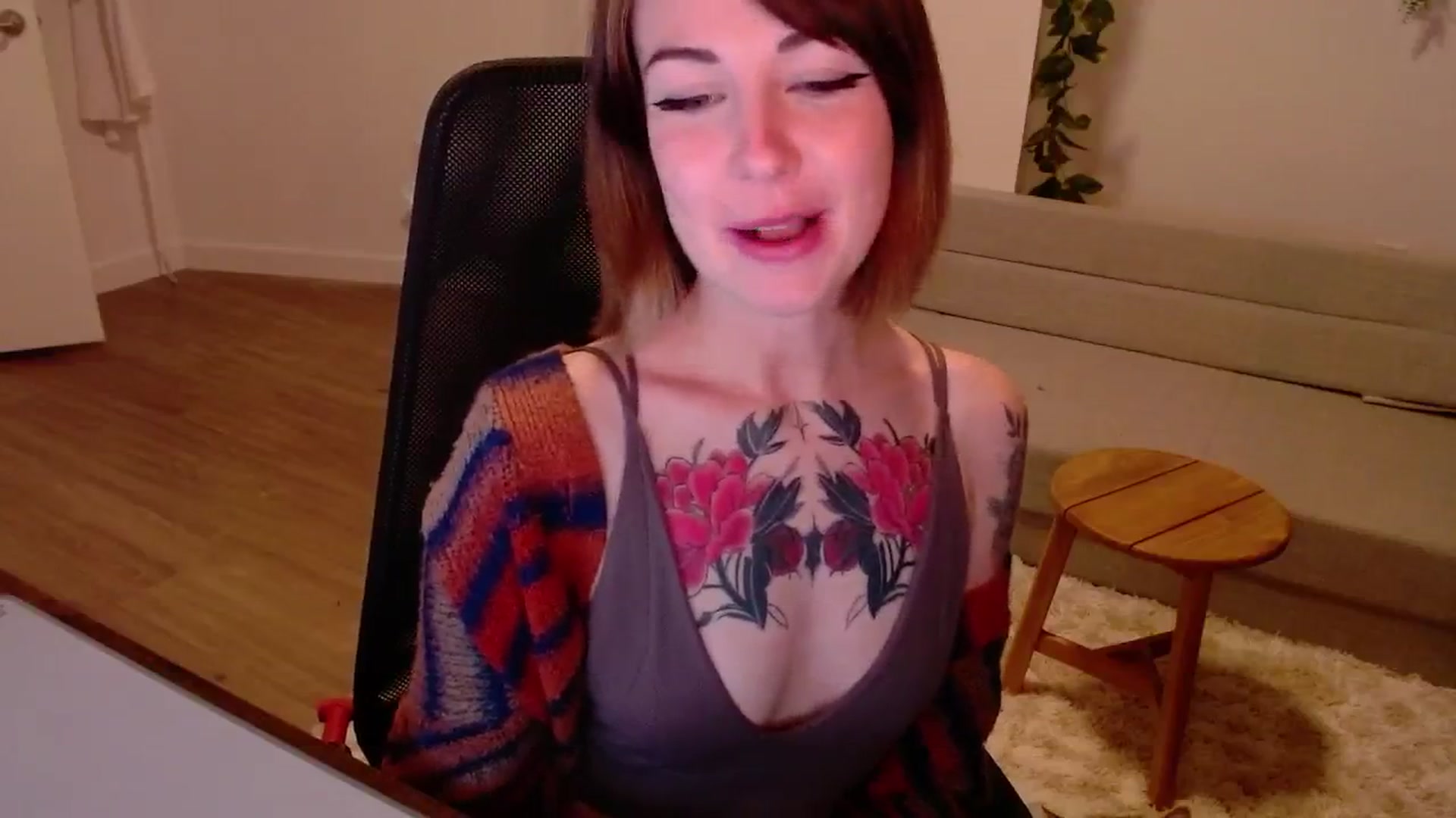 Gallery image thumbnail from cuteholly's myfreecams stream on, 06/20/2024, 01:58 image 14 of 20
