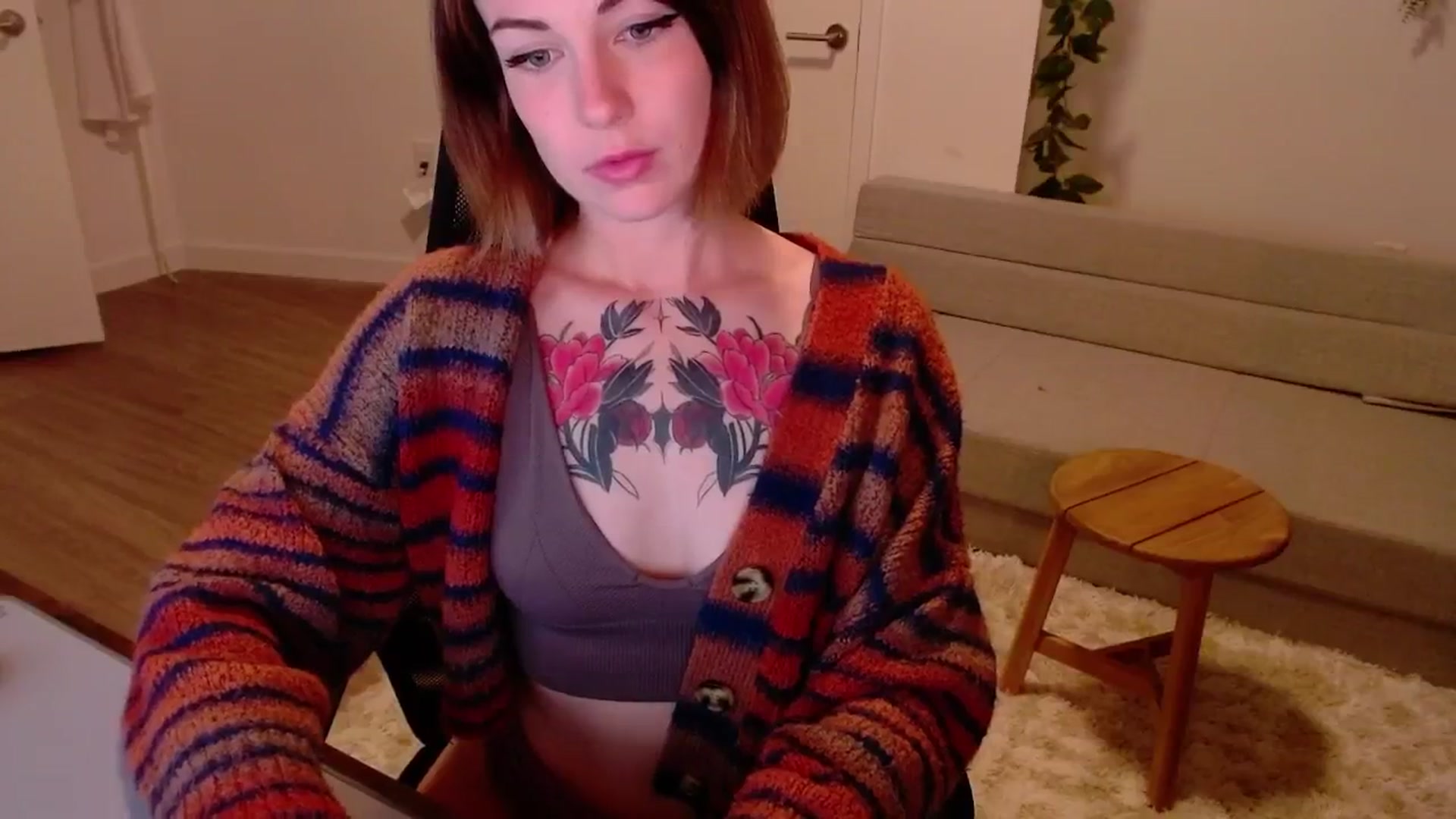 Gallery image thumbnail from cuteholly's myfreecams stream on, 06/20/2024, 01:58 image 13 of 20