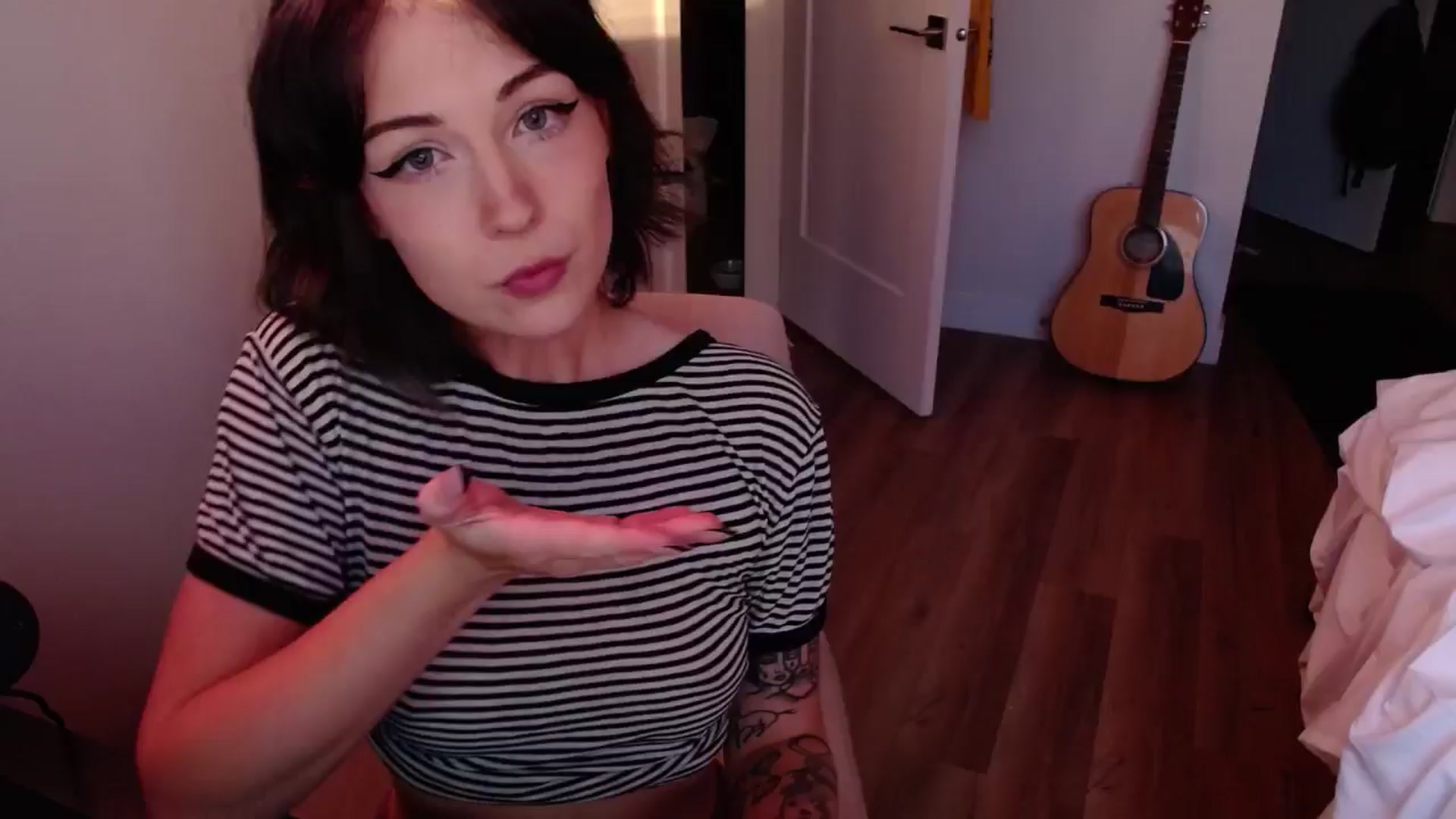 Gallery image thumbnail from cuteholly's myfreecams stream on, 07/18/2024, 03:22 image 19 of 20
