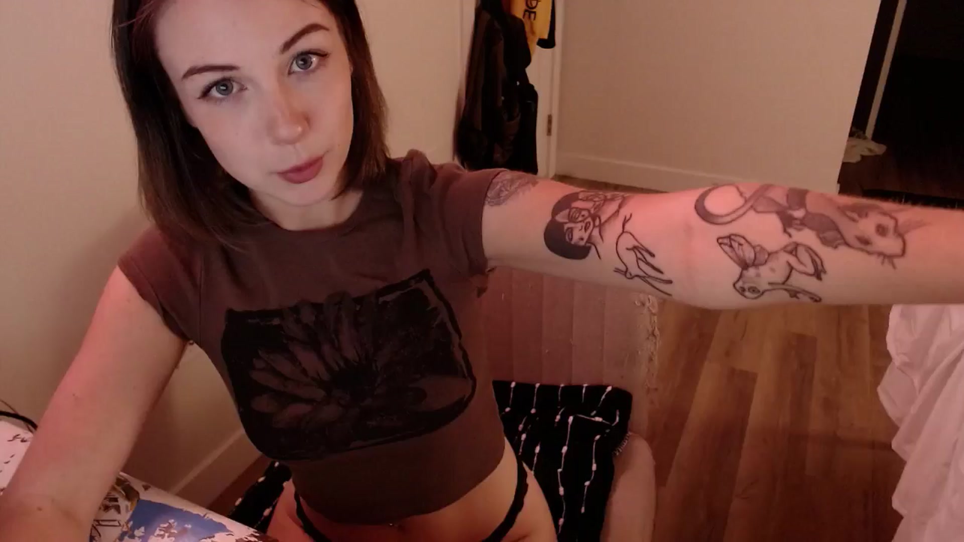 Gallery image thumbnail from cuteholly's myfreecams stream on, 08/06/2024, 05:52 image 5 of 20