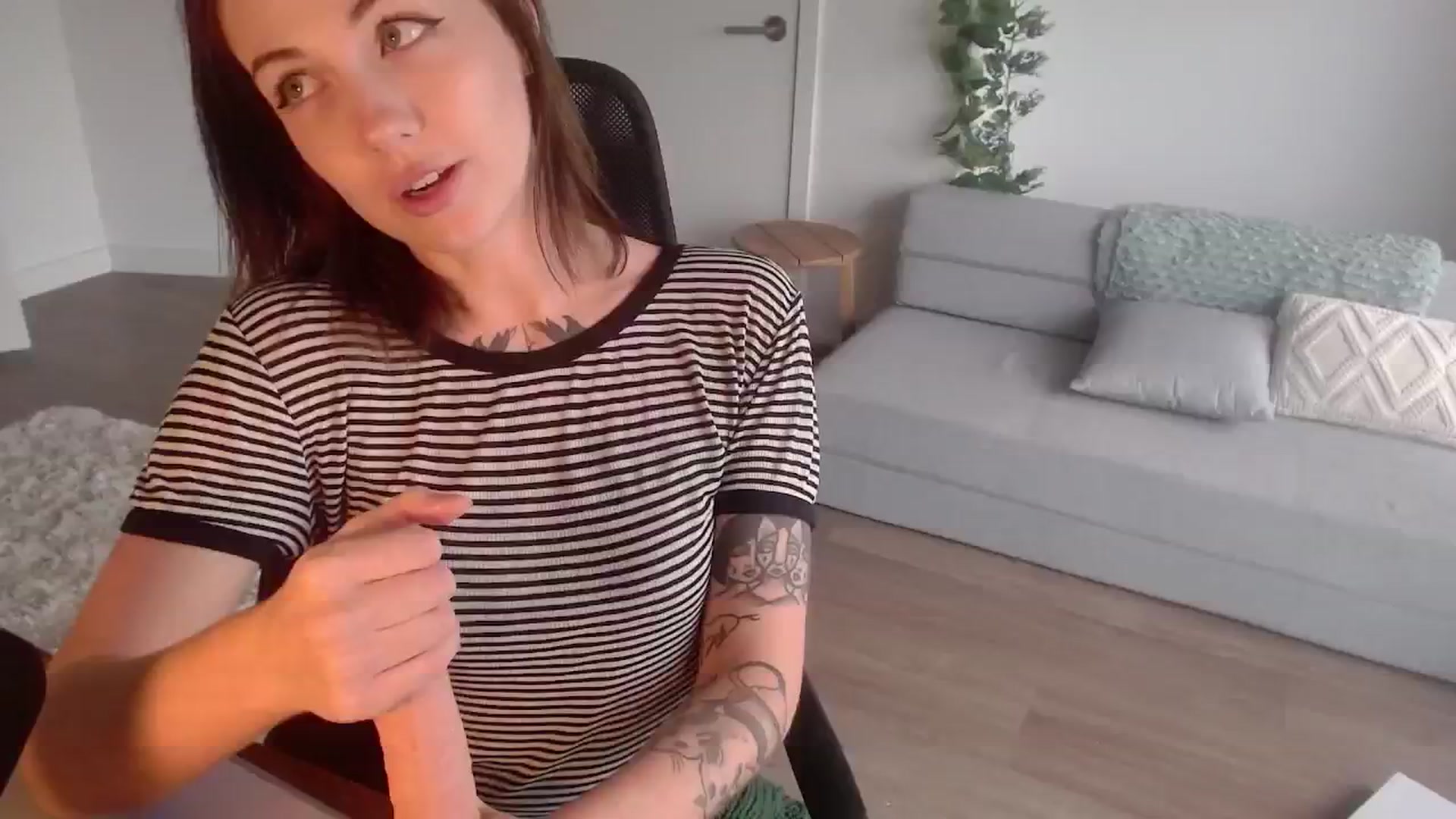 Gallery image thumbnail from cuteholly's myfreecams stream on, 10/09/2024, 19:29 image 20 of 20