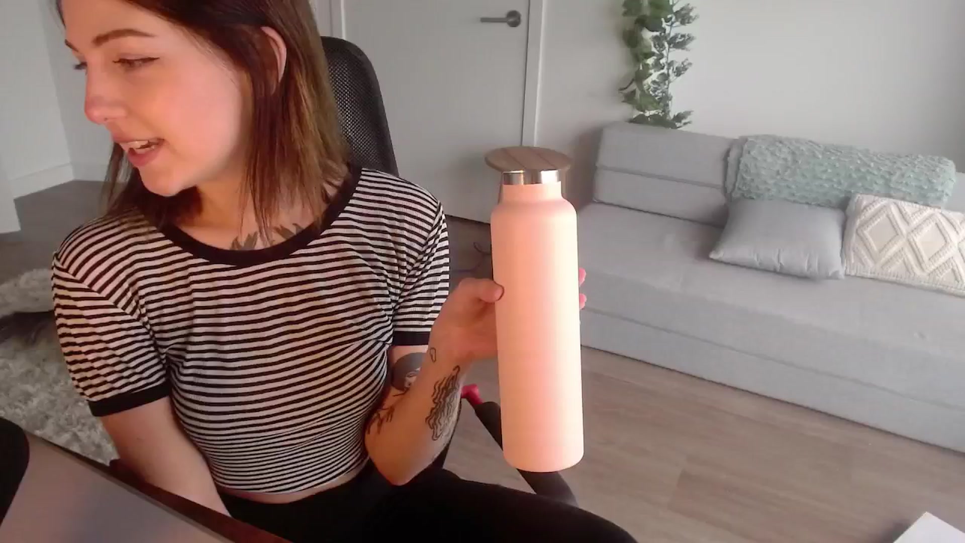 Gallery image thumbnail from cuteholly's myfreecams stream on, 10/09/2024, 19:29 image 11 of 20