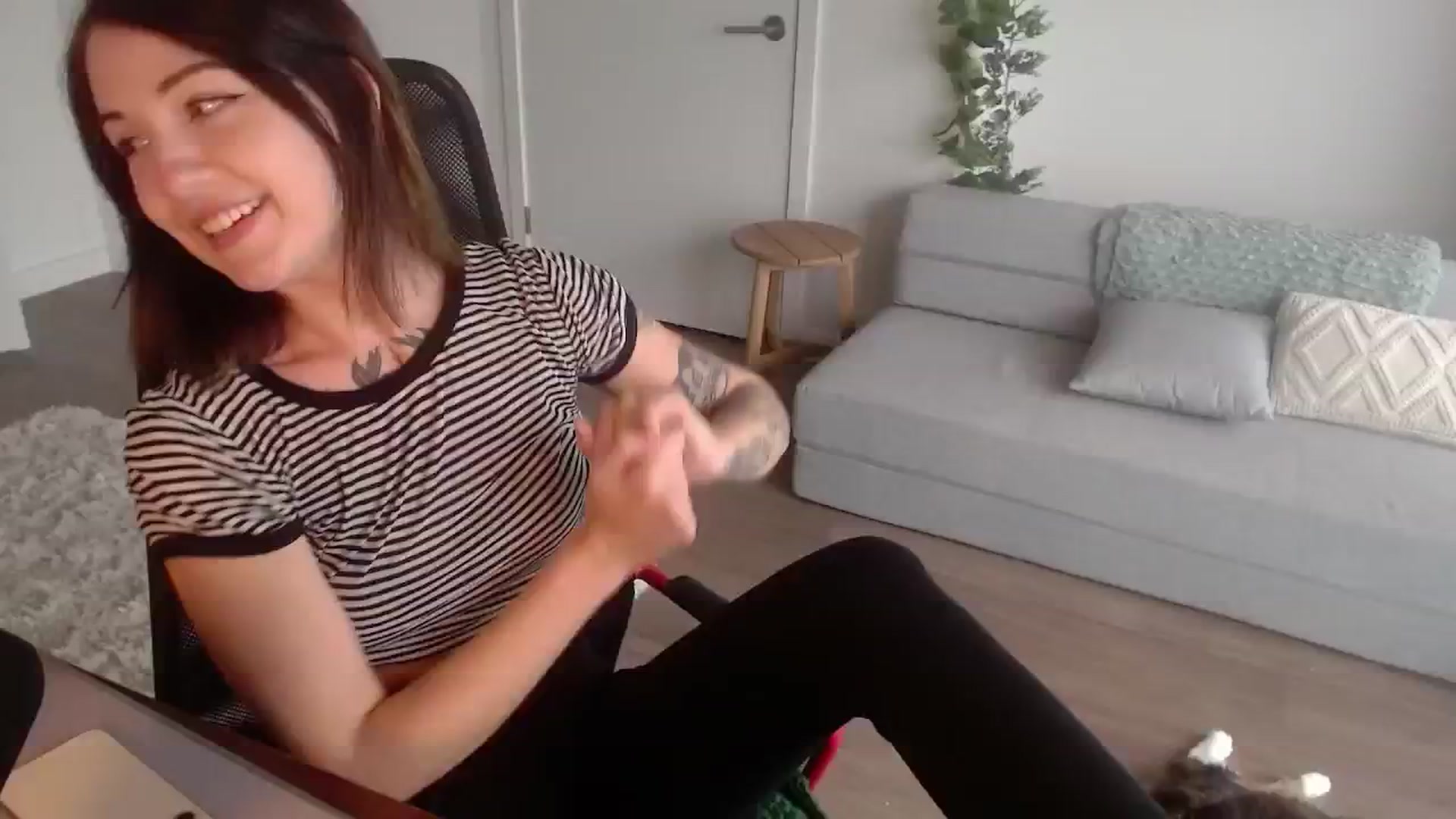 Gallery image thumbnail from cuteholly's myfreecams stream on, 10/09/2024, 19:29 image 8 of 20
