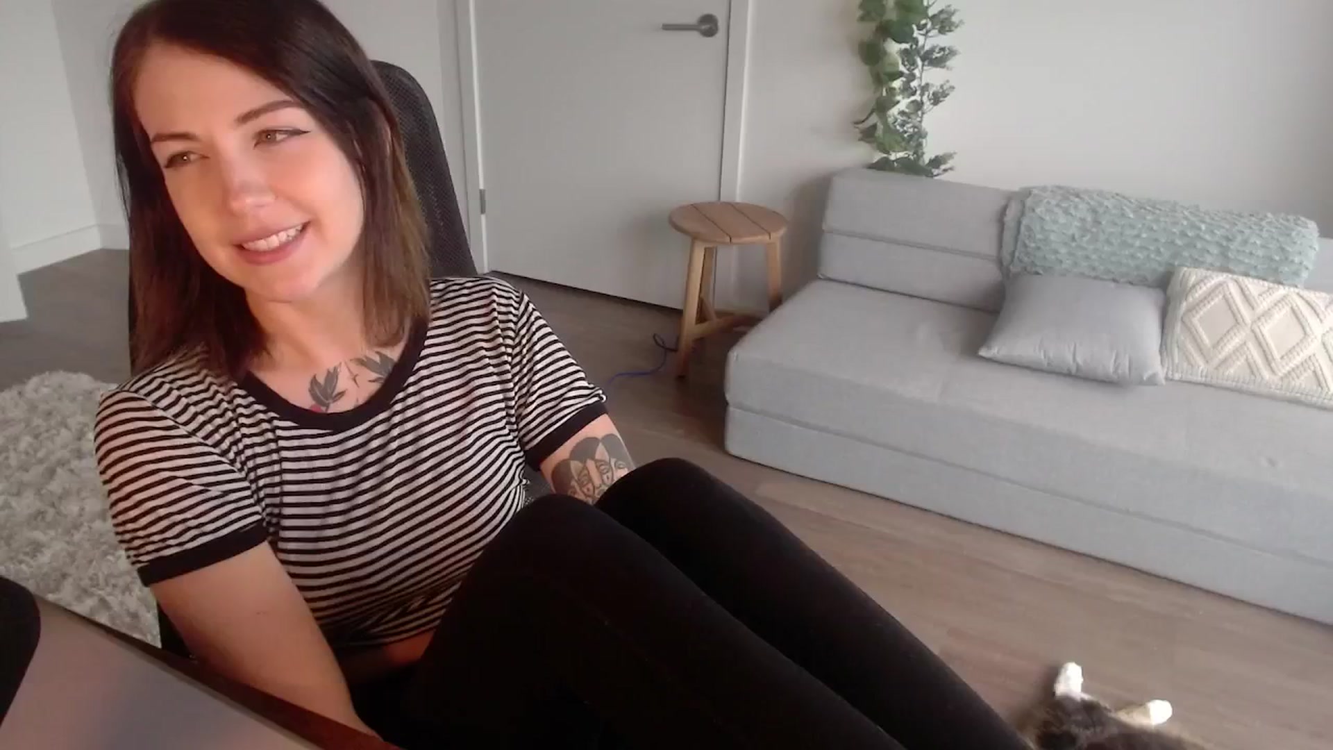 Gallery image thumbnail from cuteholly's myfreecams stream on, 10/09/2024, 19:29 image 5 of 20