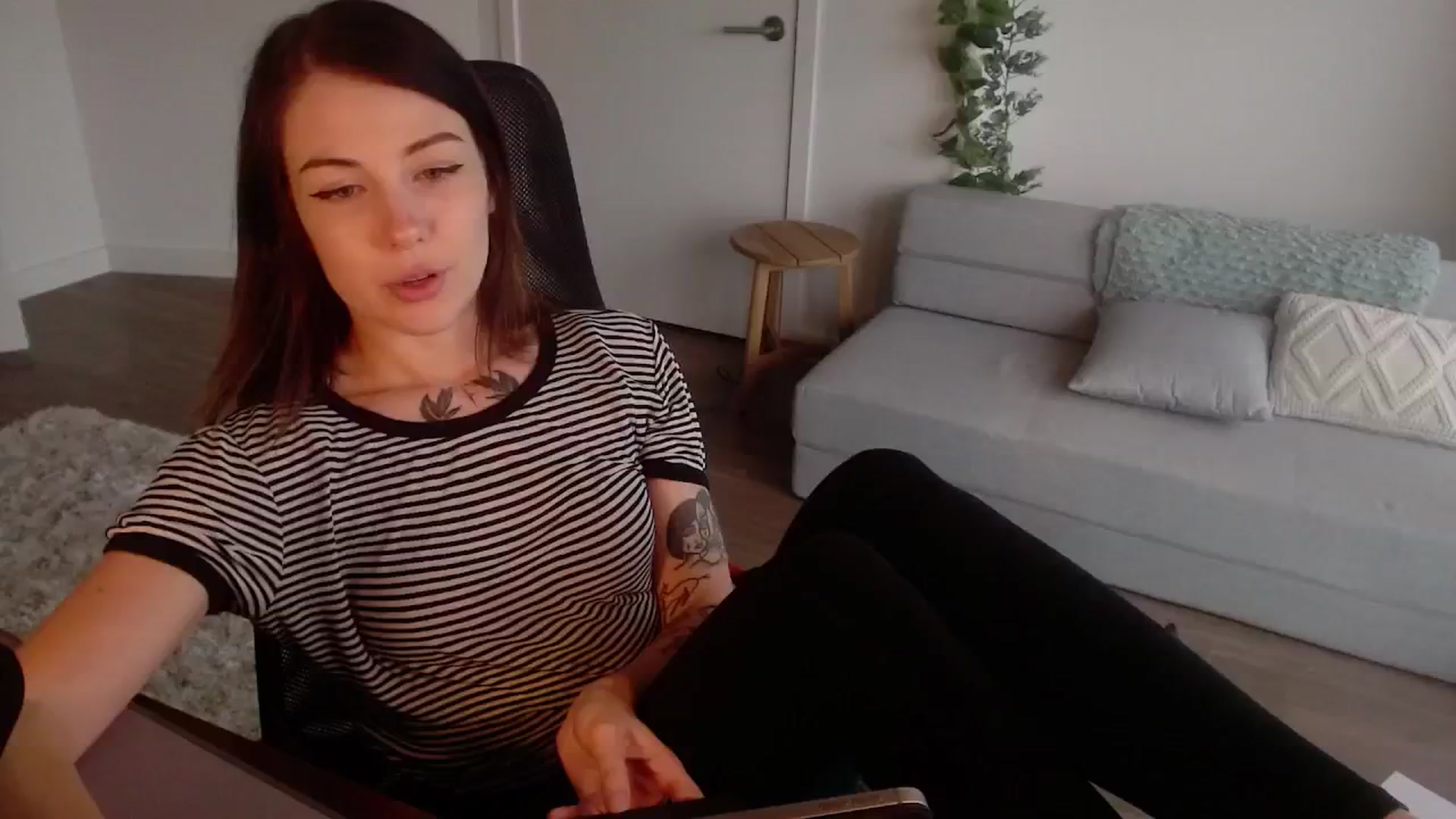 Gallery image thumbnail from cuteholly's myfreecams stream on, 10/09/2024, 20:39 image 1 of 20