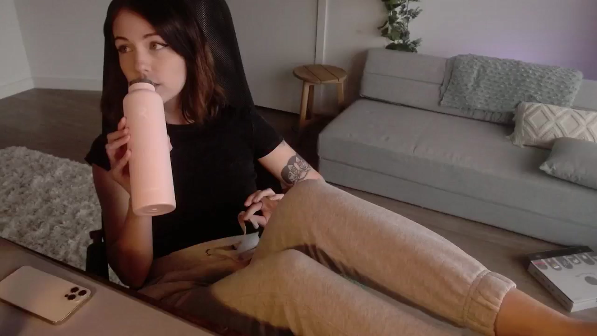 Gallery image thumbnail from cuteholly's myfreecams stream on, 10/12/2024, 20:10 image 10 of 20