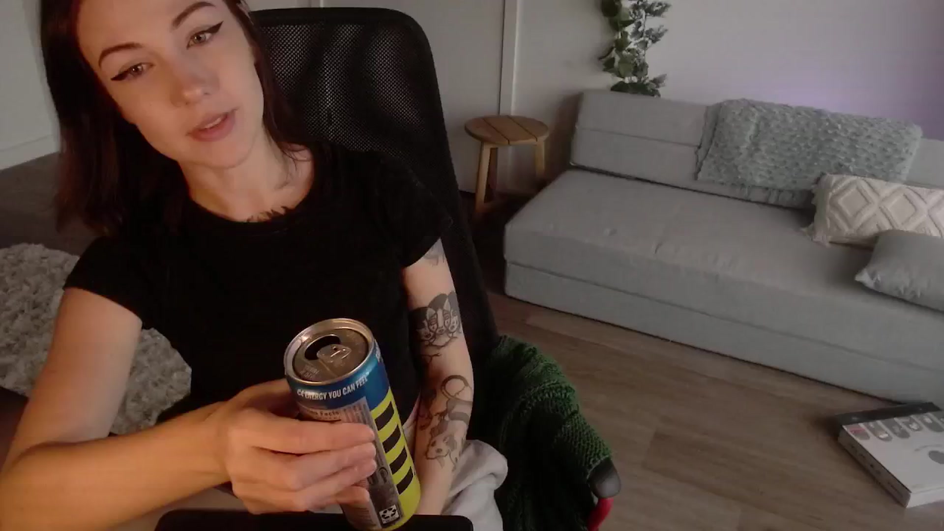 Gallery image thumbnail from cuteholly's myfreecams stream on, 10/12/2024, 20:10 image 3 of 20