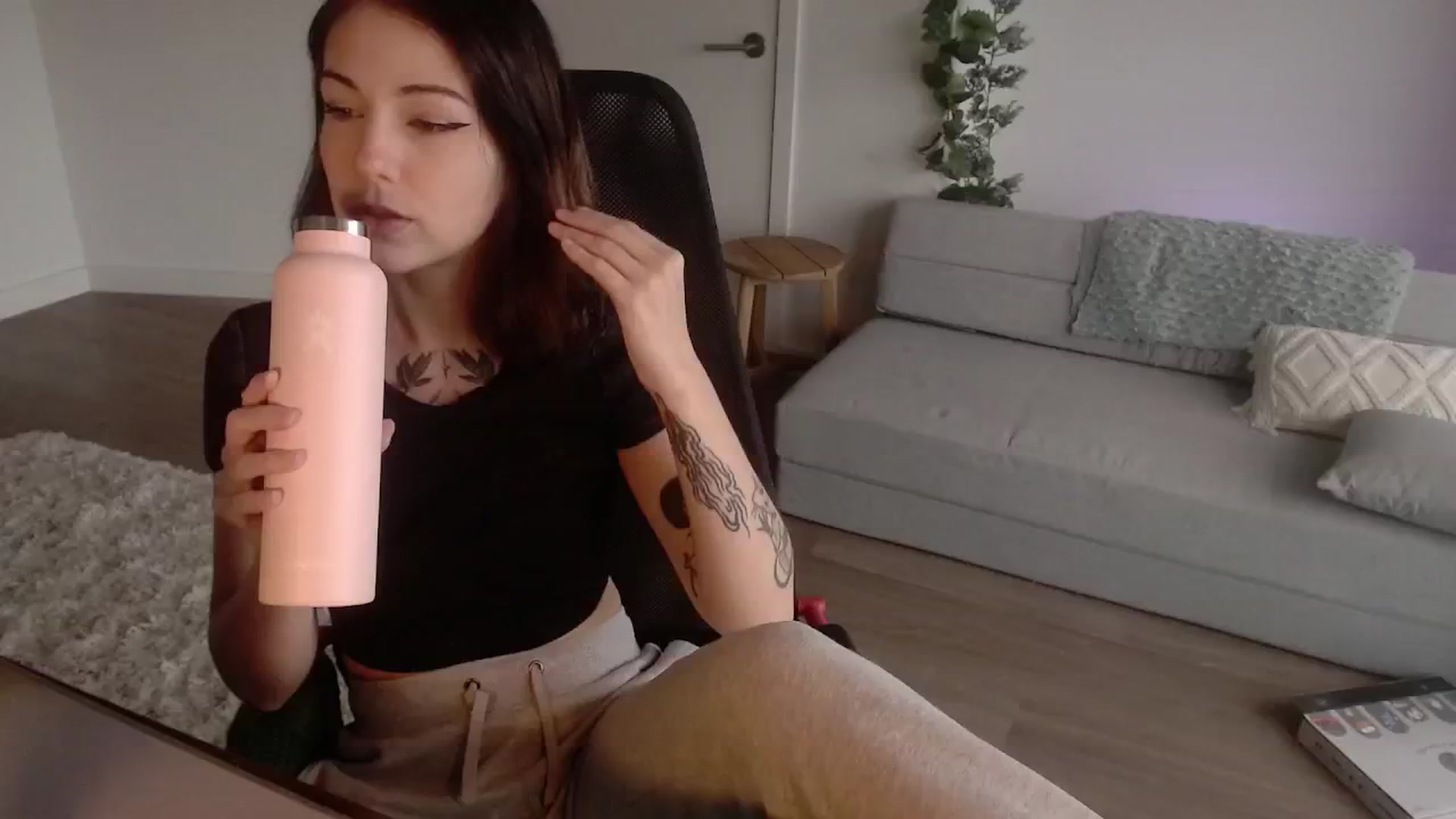 Gallery image thumbnail from cuteholly's myfreecams stream on, 10/12/2024, 20:10 image 9 of 20