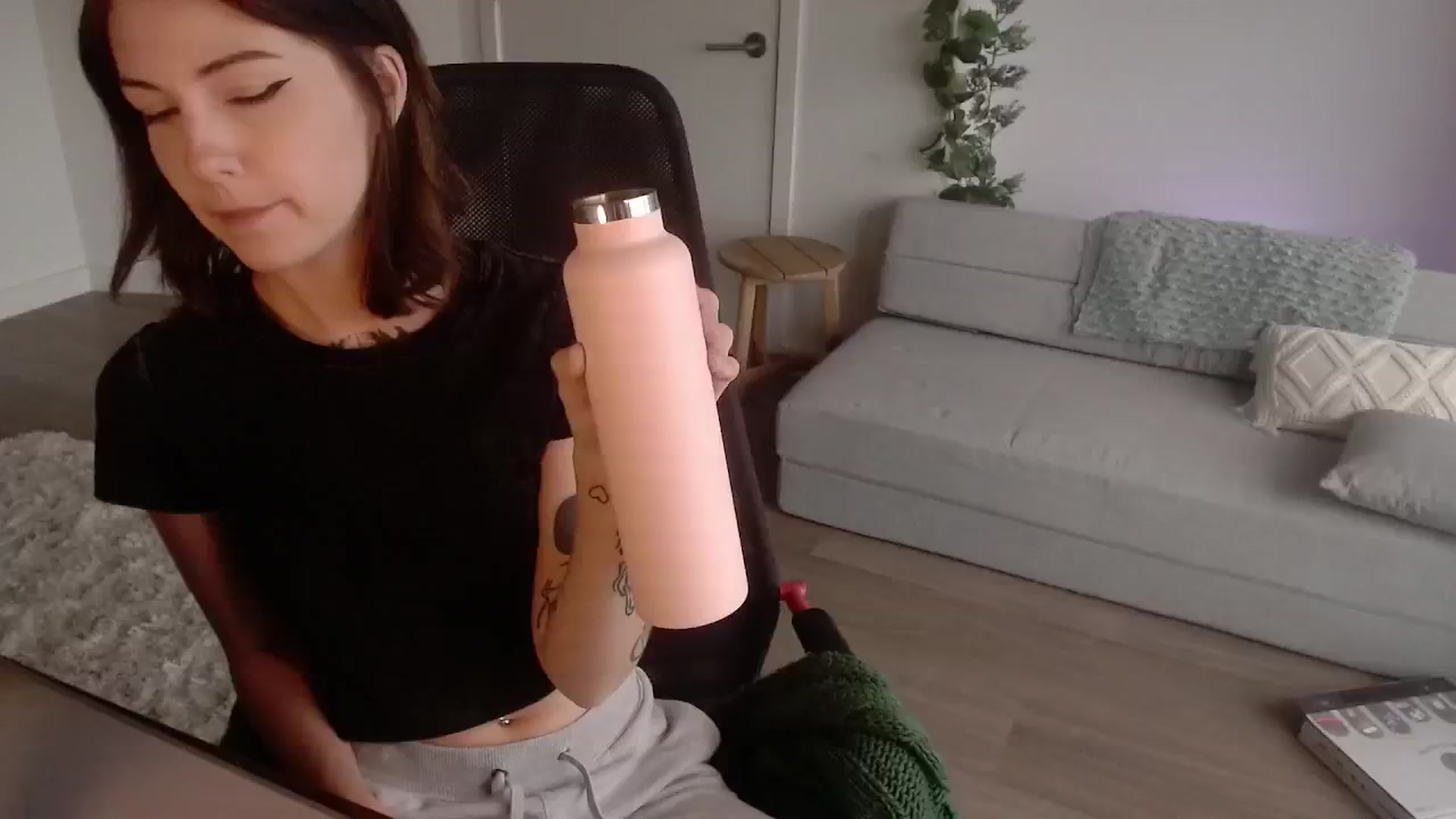 Gallery image thumbnail from cuteholly's myfreecams stream on, 10/12/2024, 20:10 image 8 of 20
