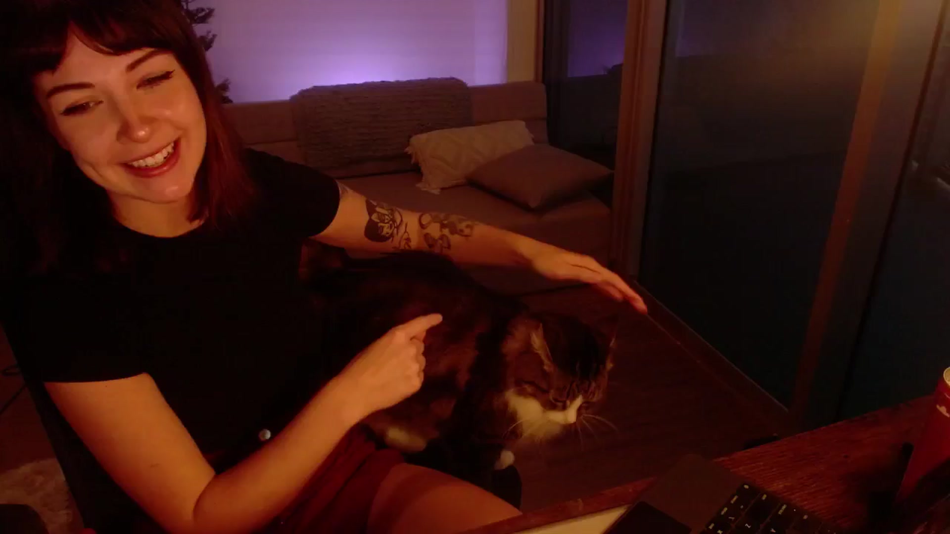 Gallery image thumbnail from cuteholly's myfreecams stream on, 10/18/2024, 22:25 image 17 of 20