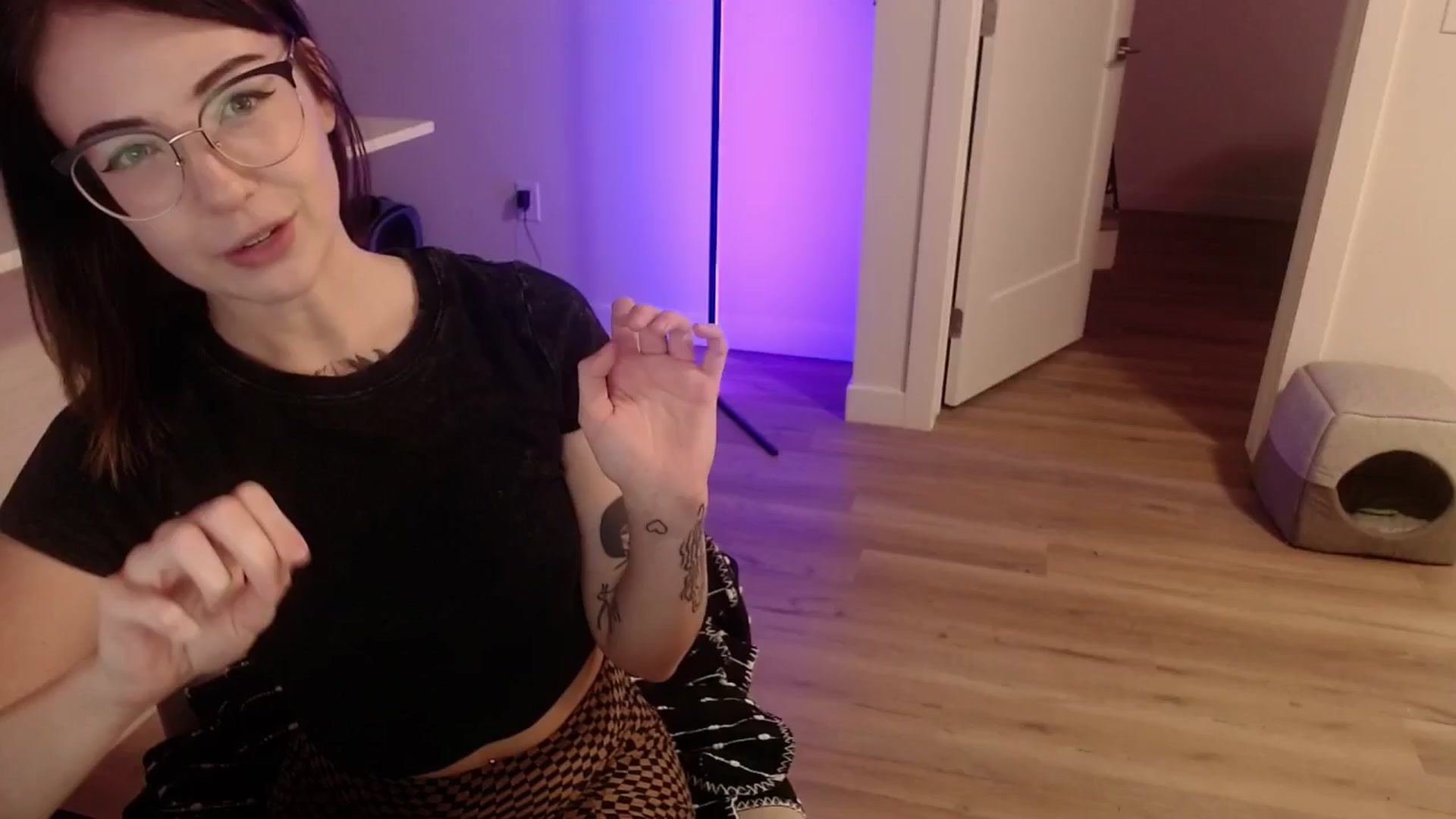 Gallery image thumbnail from cuteholly's myfreecams stream on, 11/03/2024, 01:52 image 15 of 20