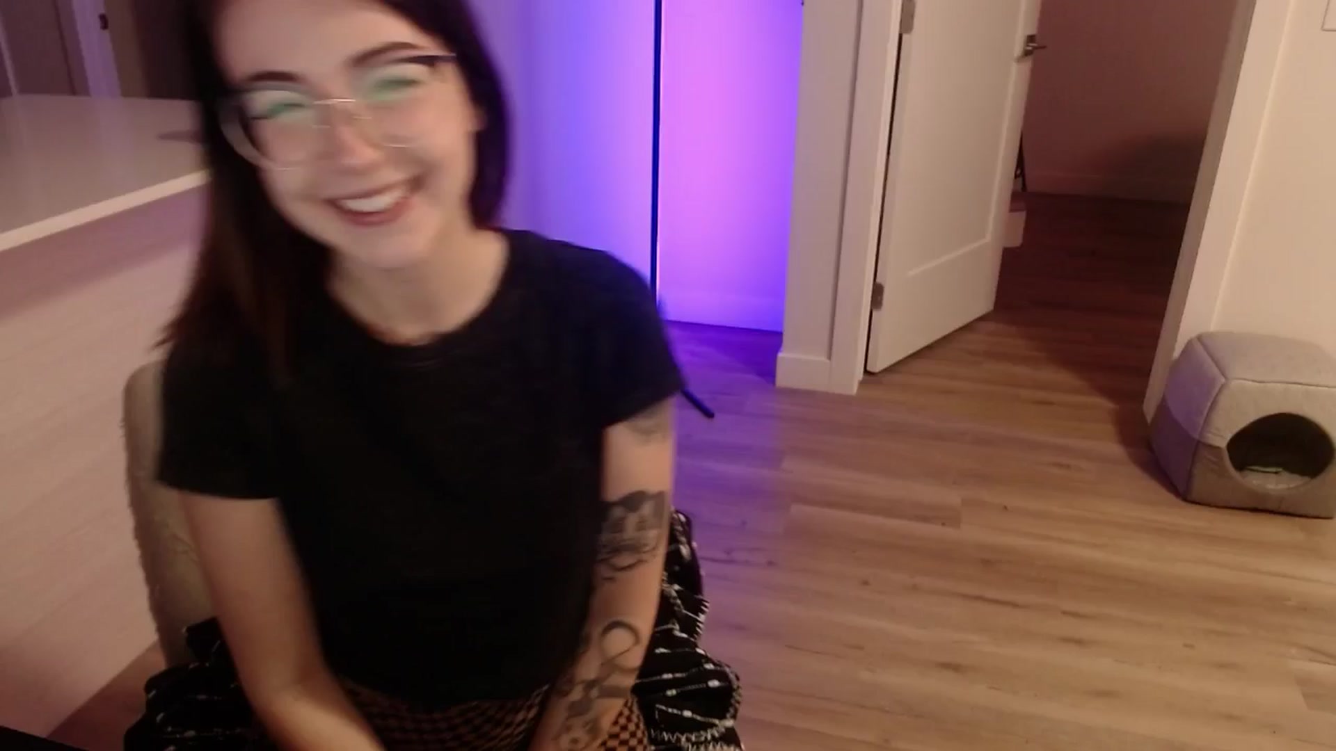 Gallery image thumbnail from cuteholly's myfreecams stream on, 11/03/2024, 01:52 image 6 of 20