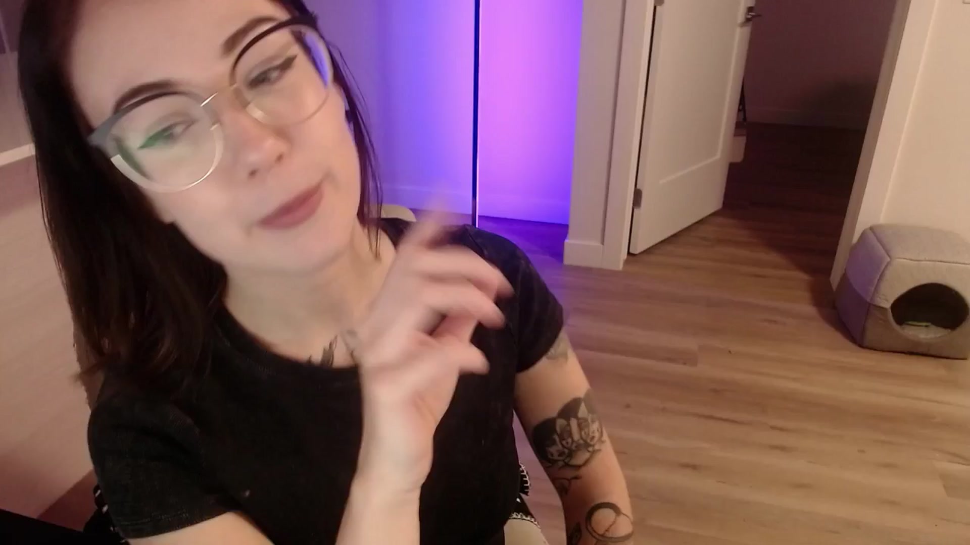 Gallery image thumbnail from cuteholly's myfreecams stream on, 11/03/2024, 02:40 image 14 of 20