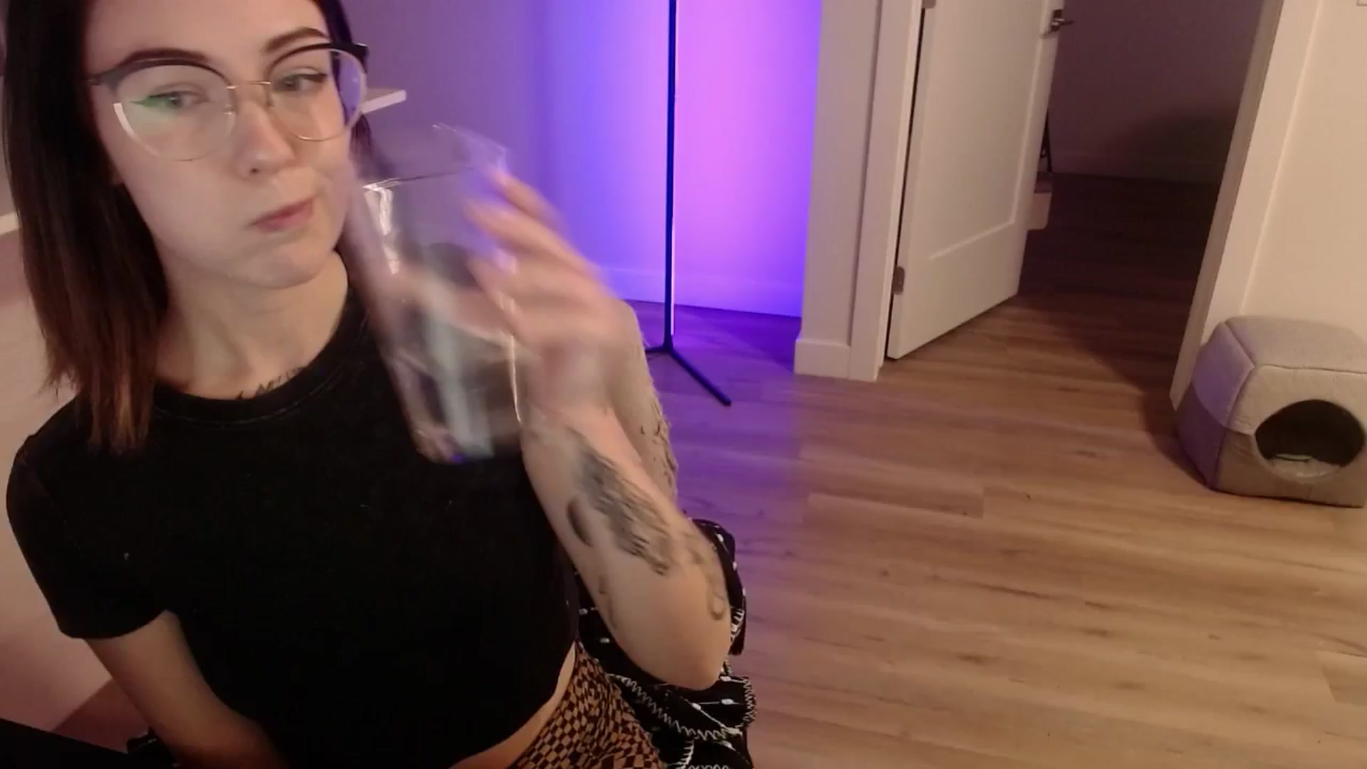 Gallery image thumbnail from cuteholly's myfreecams stream on, 11/03/2024, 02:40 image 9 of 20