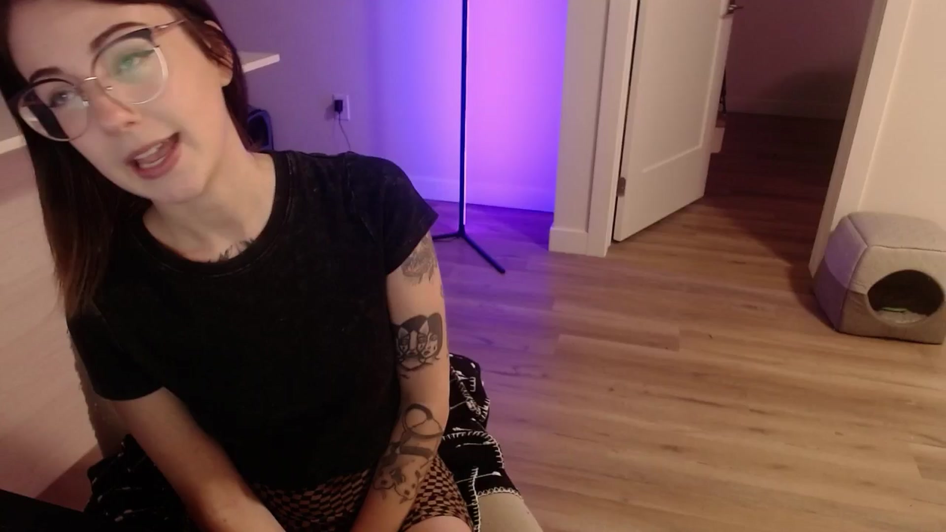 Gallery image thumbnail from cuteholly's myfreecams stream on, 11/03/2024, 03:26 image 4 of 20