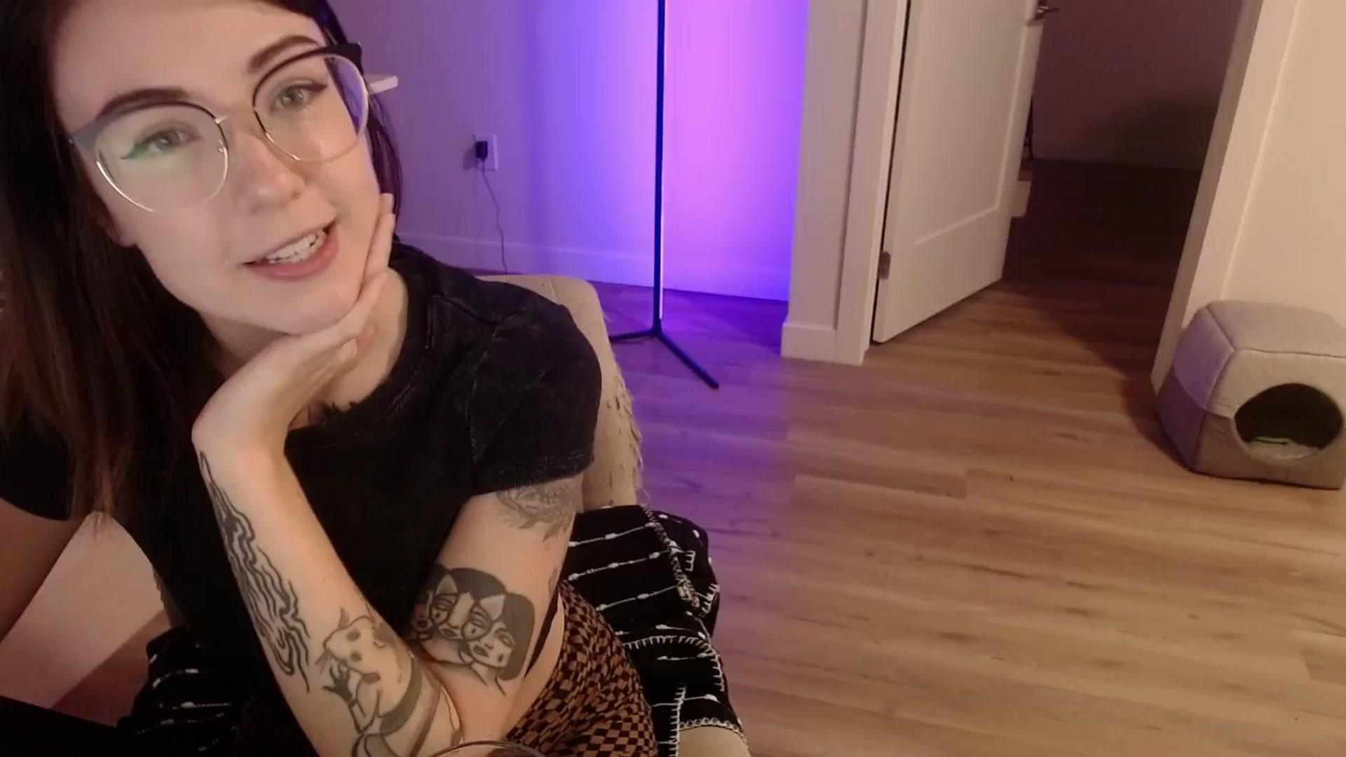 Gallery image thumbnail from cuteholly's myfreecams stream on, 11/03/2024, 03:26 image 6 of 20