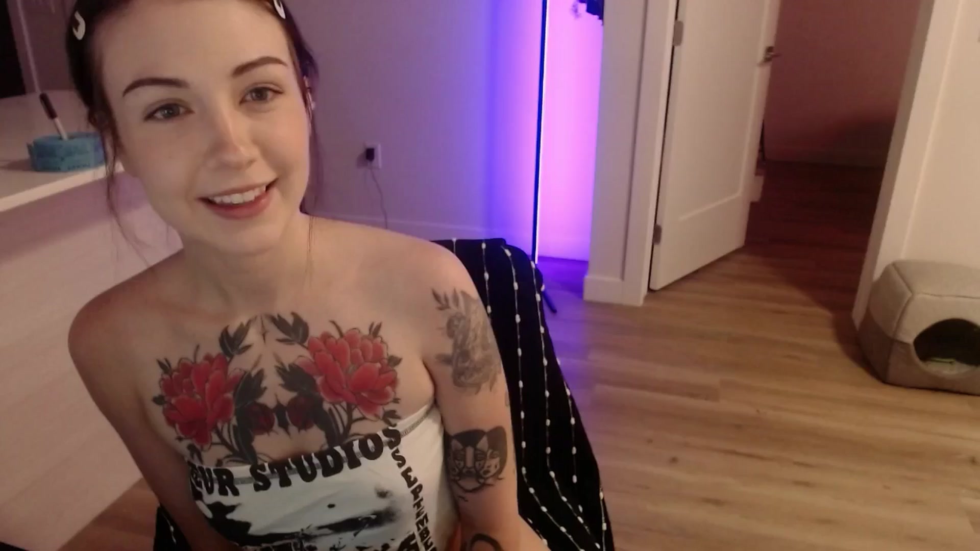 Gallery image thumbnail from cuteholly's myfreecams stream on, 11/04/2024, 03:33 image 2 of 20