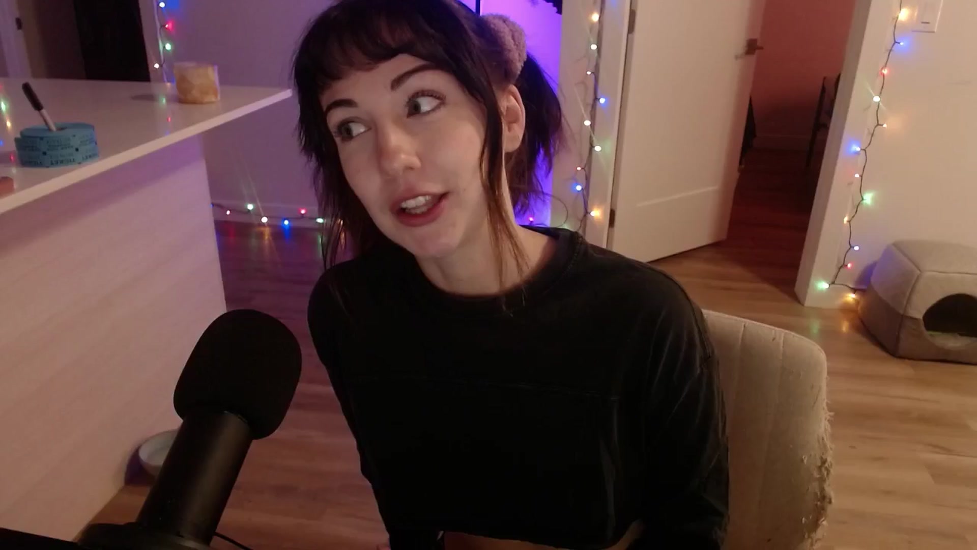 Gallery image thumbnail from cuteholly's myfreecams stream on, 11/08/2024, 08:18 image 3 of 20
