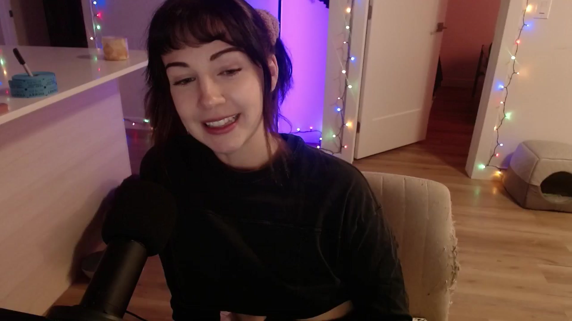 Gallery image thumbnail from cuteholly's myfreecams stream on, 11/08/2024, 08:18 image 7 of 20
