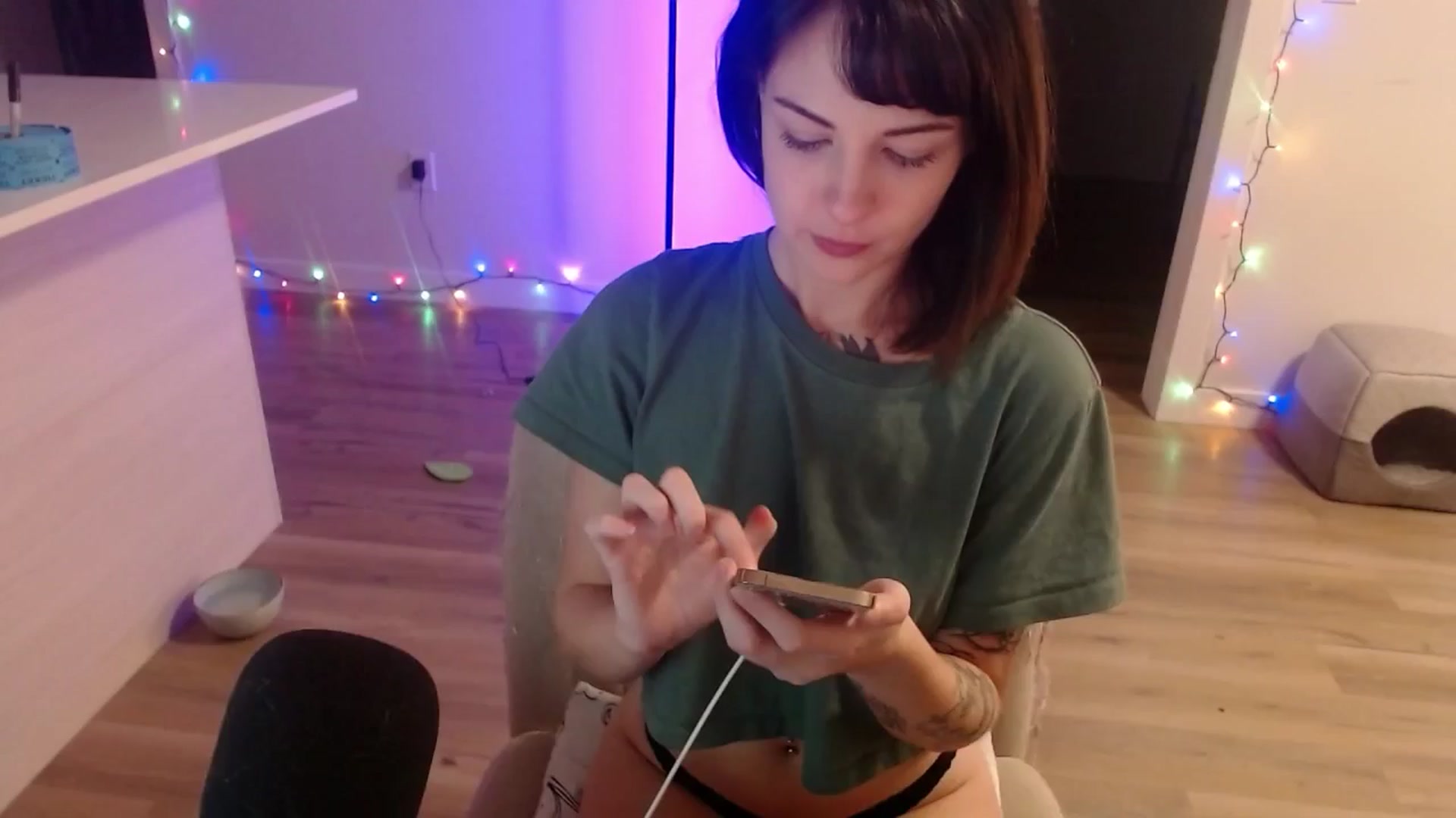 Gallery image thumbnail from cuteholly's myfreecams stream on, 11/15/2024, 07:06 image 10 of 20
